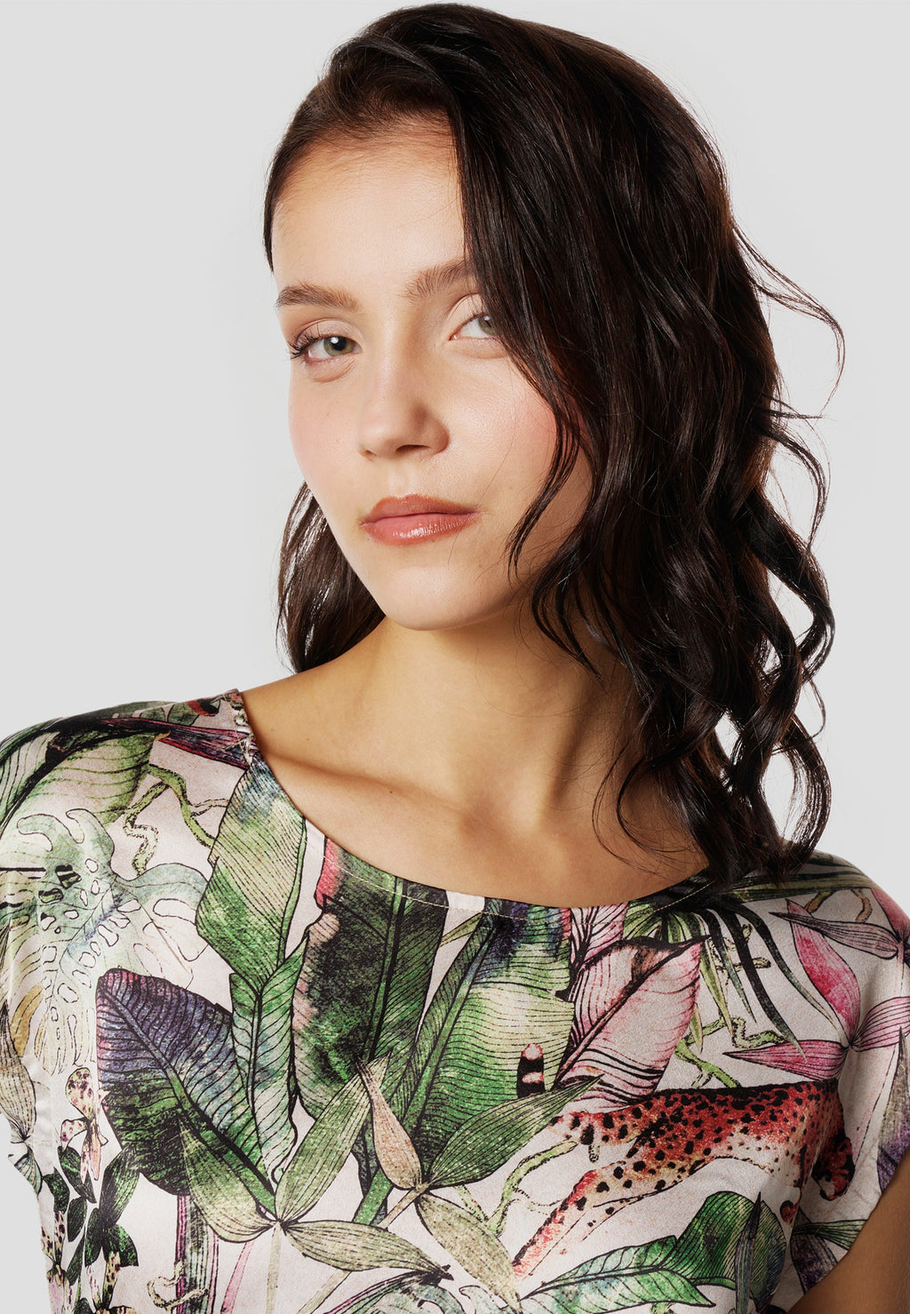 Camiseta Mujer Manga Corta Estampado Tropical – Koroshi Cruda
