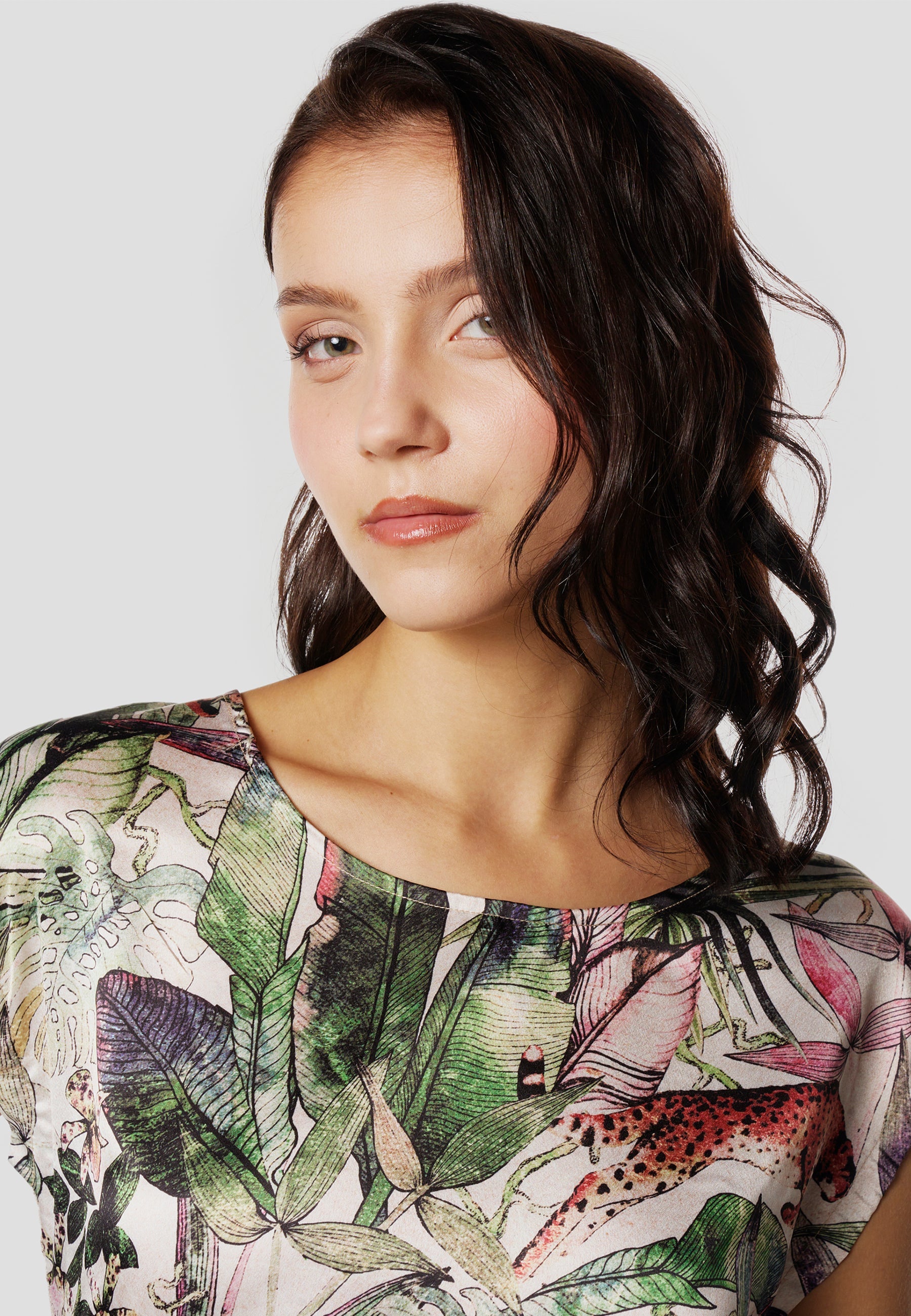 Camiseta Mujer Manga Corta Estampado Tropical – Koroshi Cruda