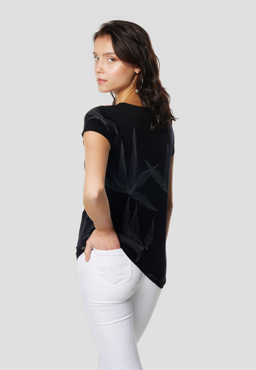Camiseta Mujer Manga Corta Estampado Floral – Koroshi Negra