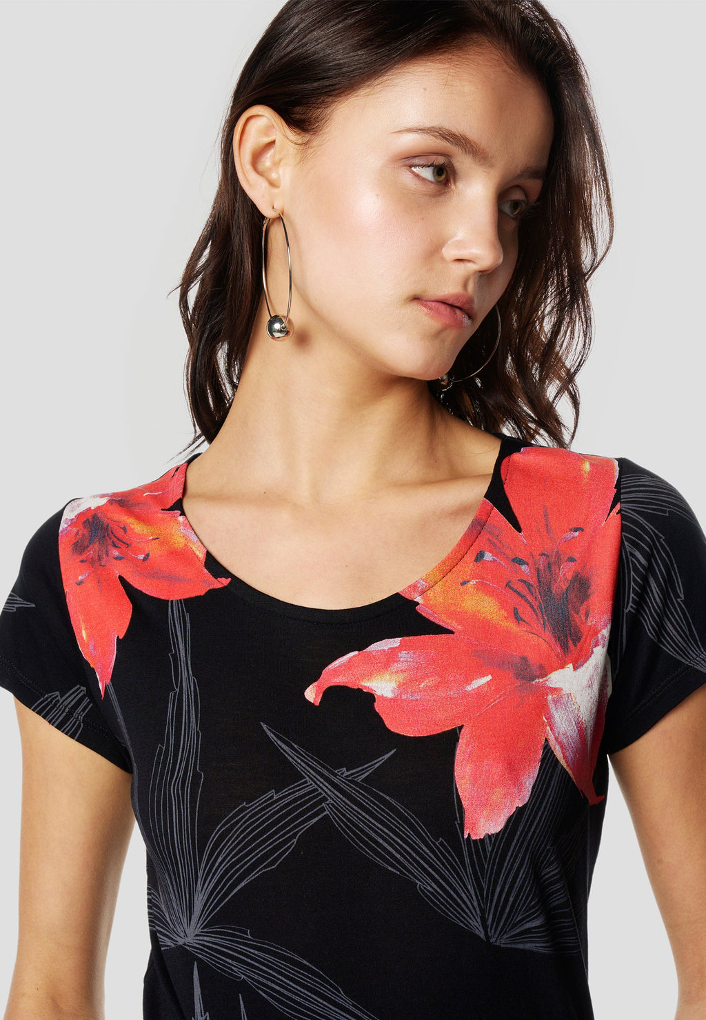 Camiseta Mujer Manga Corta Estampado Floral – Koroshi Negra