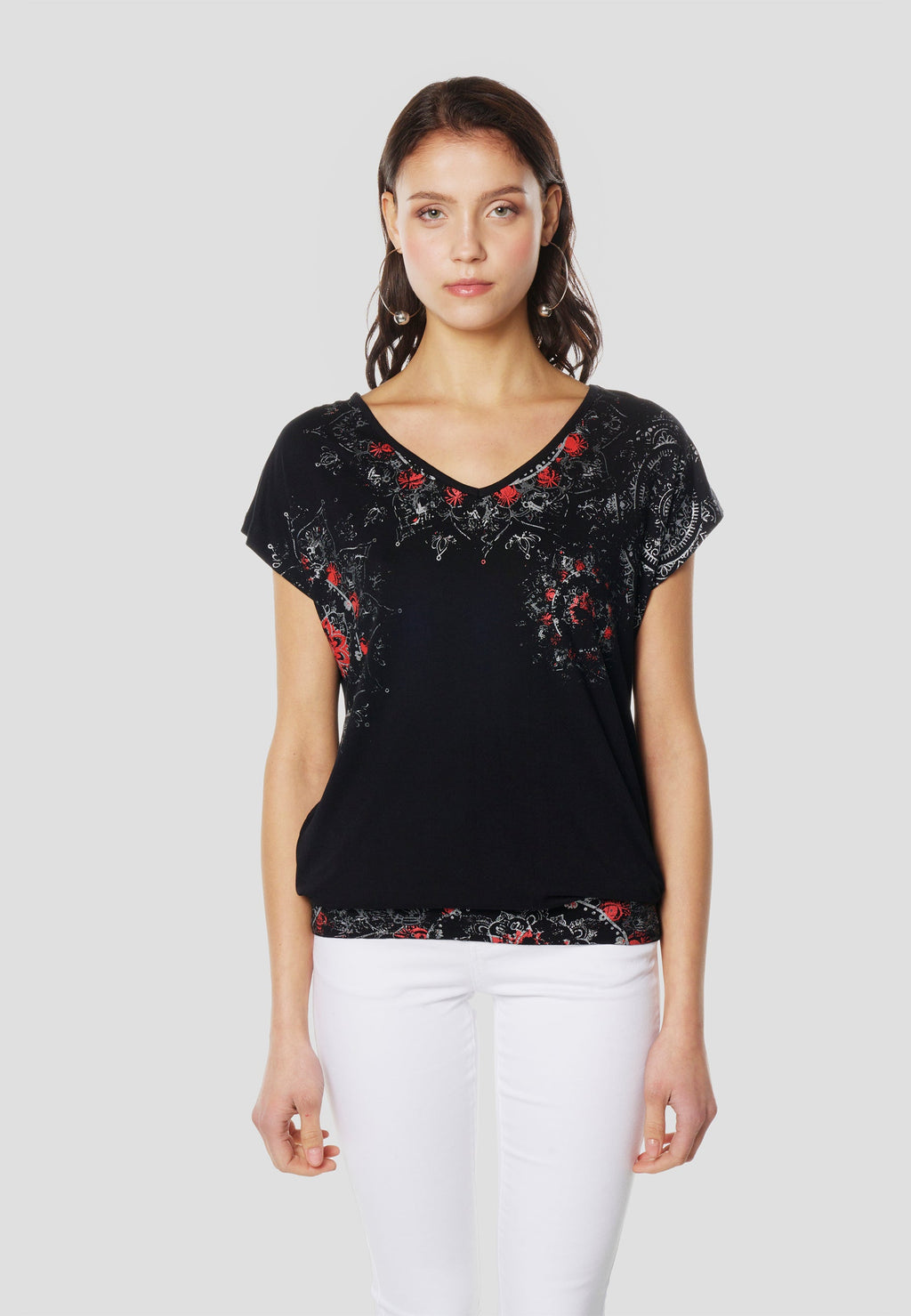 Camiseta Mujer Manga Corta Escote Pico Estampado Floral – Koroshi Negra