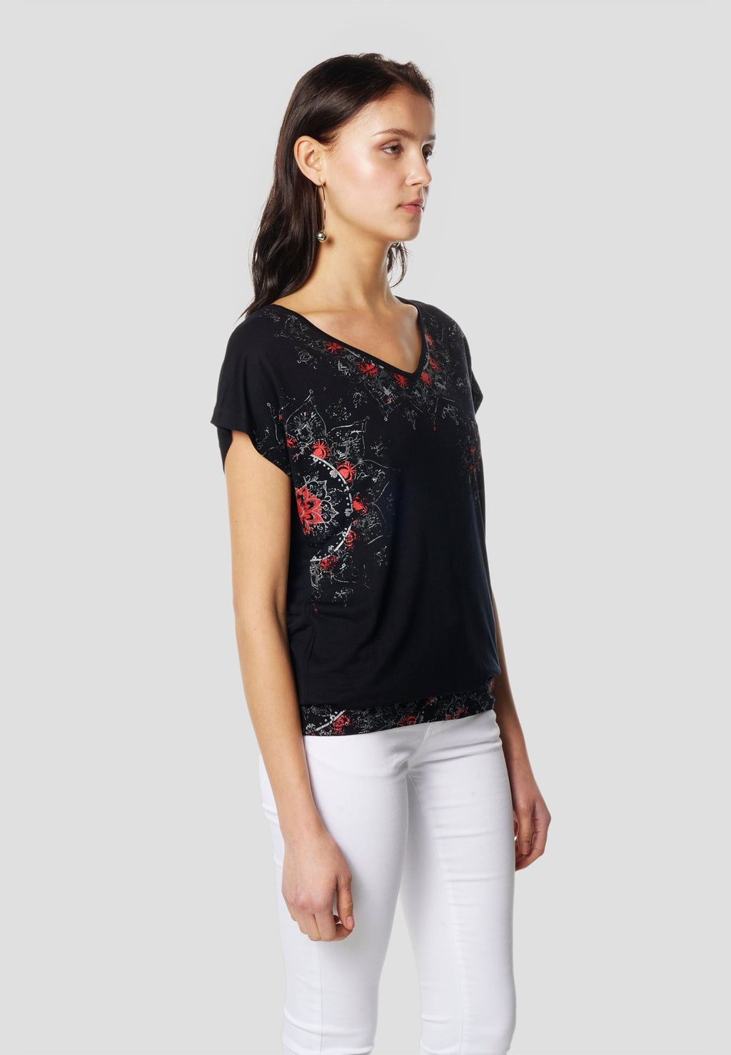 Camiseta Mujer Manga Corta Escote Pico Estampado Floral – Koroshi Negra