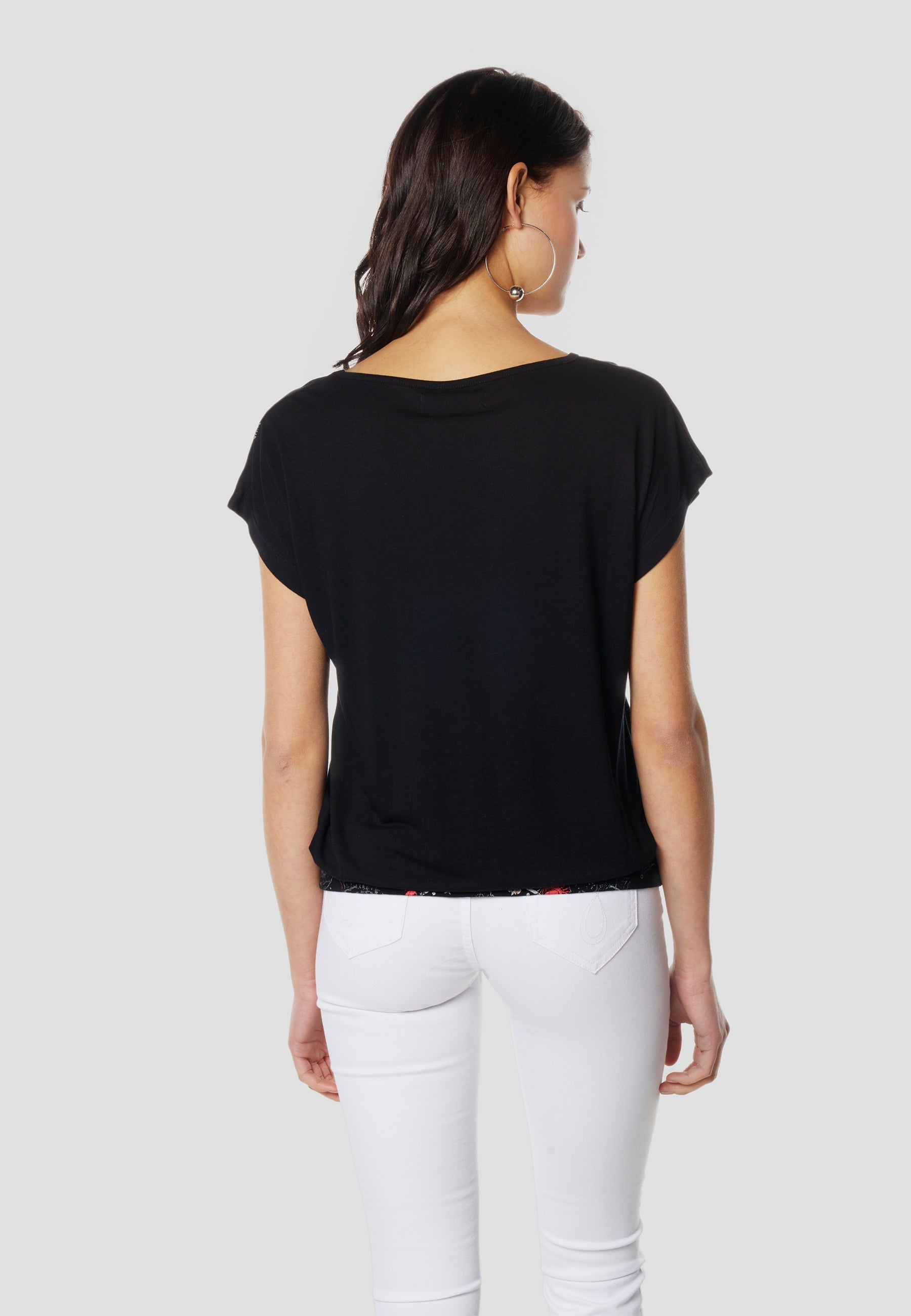 Camiseta Mujer Manga Corta Escote Pico Estampado Floral – Koroshi Negra