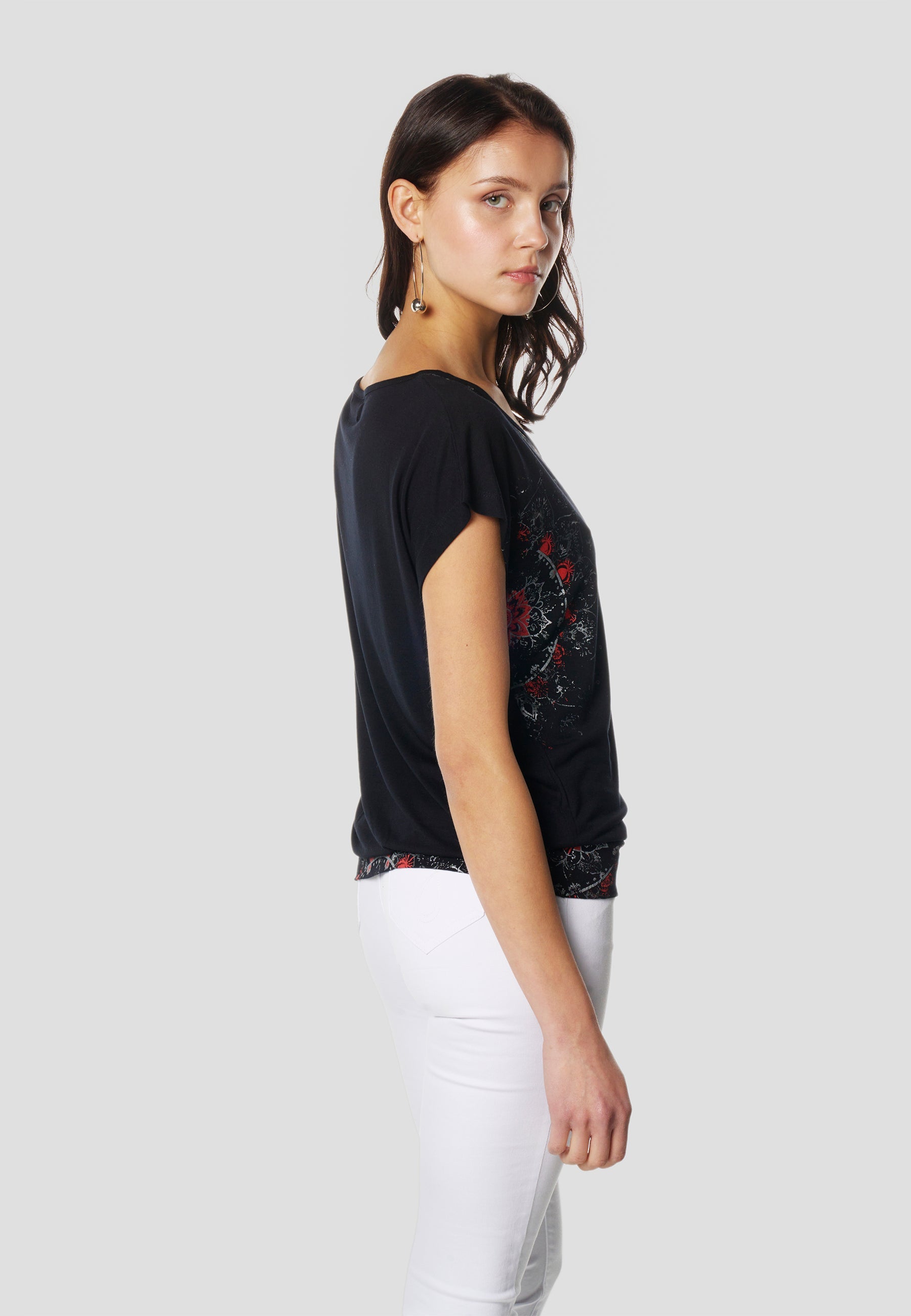 Camiseta Mujer Manga Corta Escote Pico Estampado Floral – Koroshi Negra