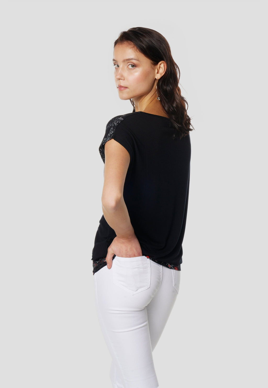 Camiseta Mujer Manga Corta Escote Pico Estampado Floral – Koroshi Negra