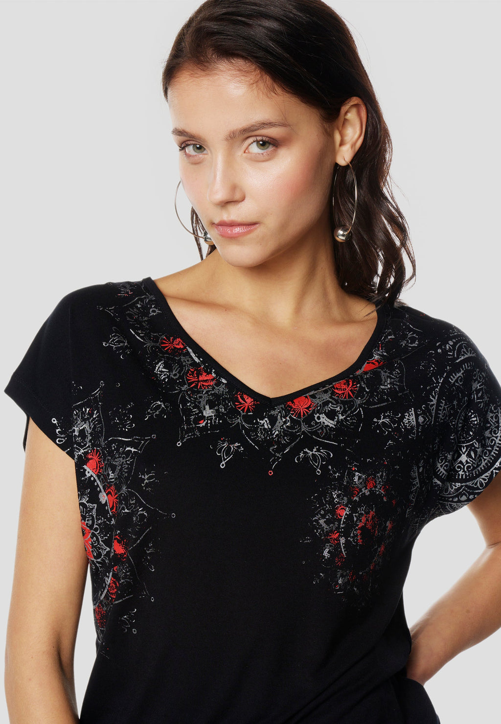 Camiseta Mujer Manga Corta Escote Pico Estampado Floral – Koroshi Negra