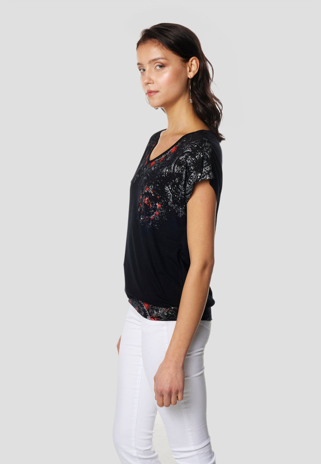 Camiseta Mujer Manga Corta Escote Pico Estampado Floral – Koroshi Negra