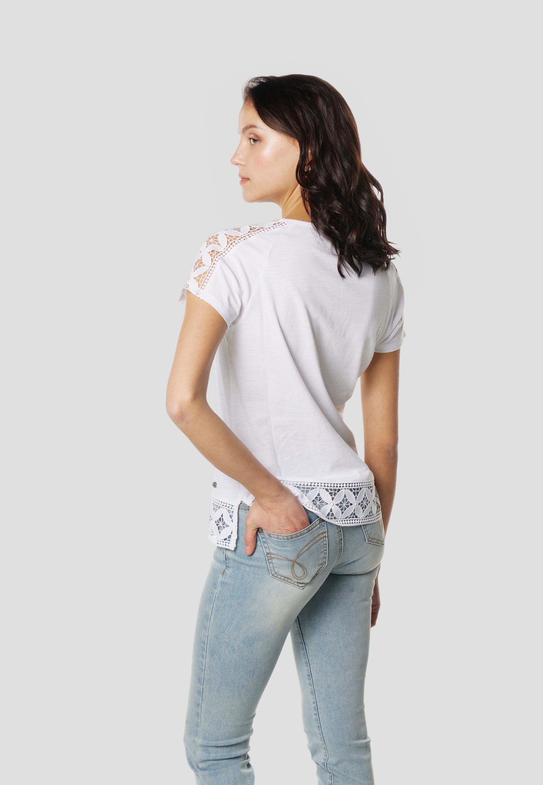 Camiseta Mujer Manga Corta Escote Pico con Puntilla – Koroshi Blanca