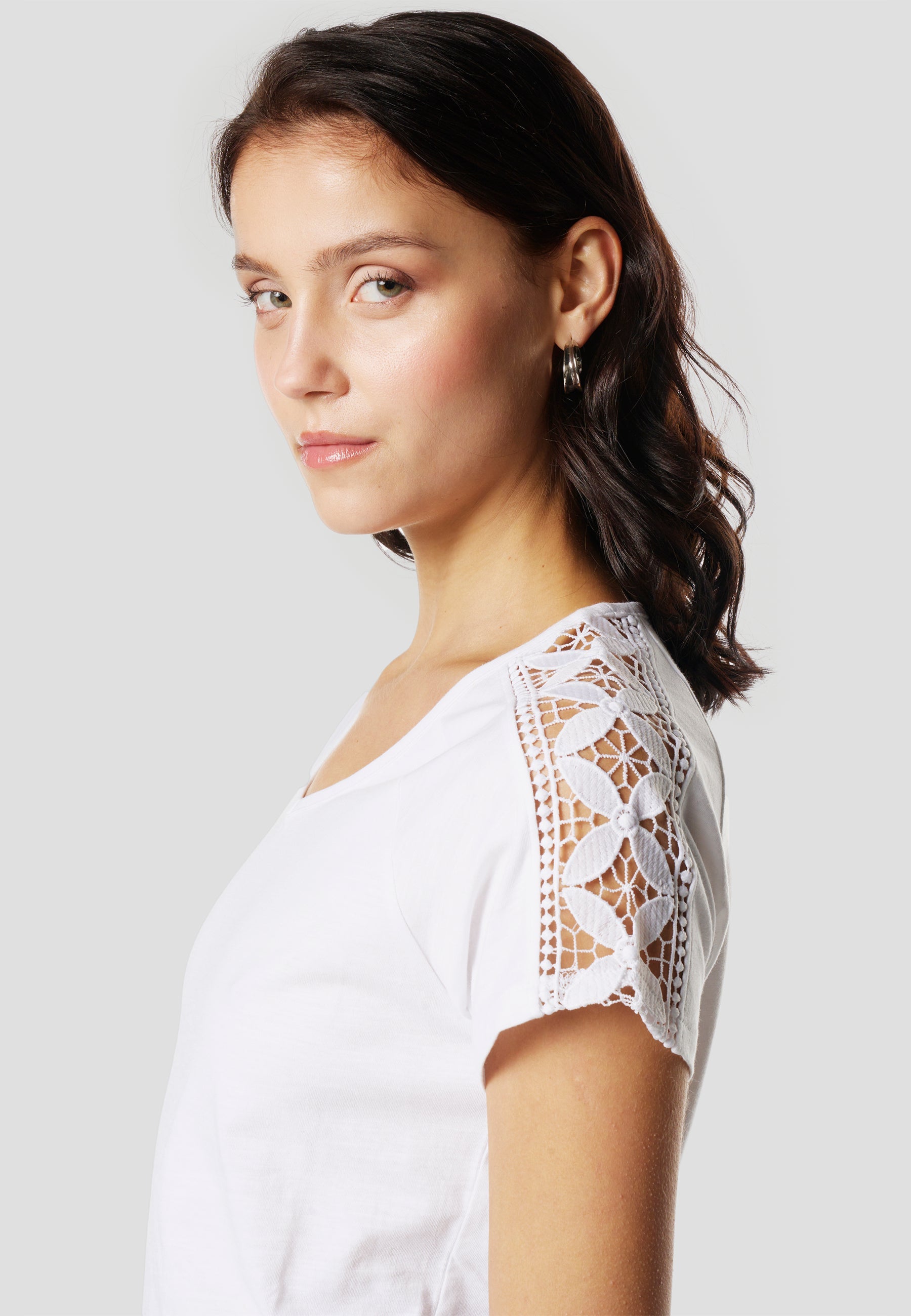 Camiseta Mujer Manga Corta Escote Pico con Puntilla – Koroshi Blanca