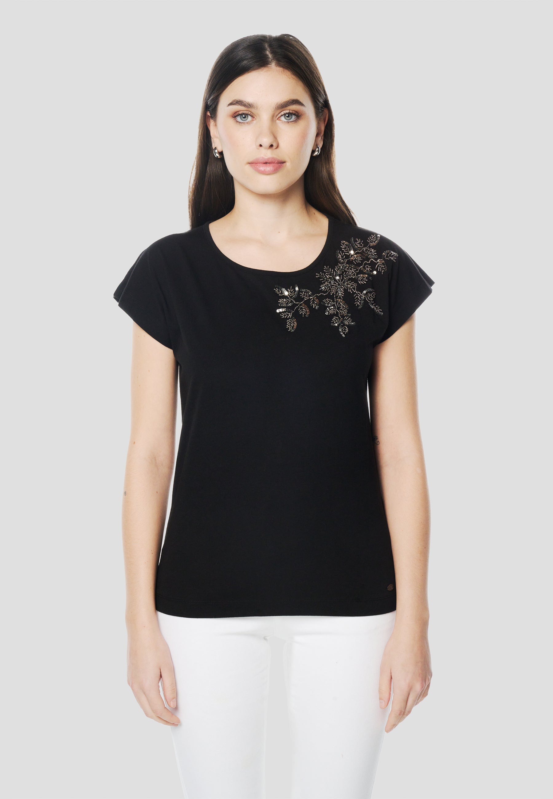 Camiseta Mujer Manga Corta Bordado Floral con Pedrería – Koroshi Negra