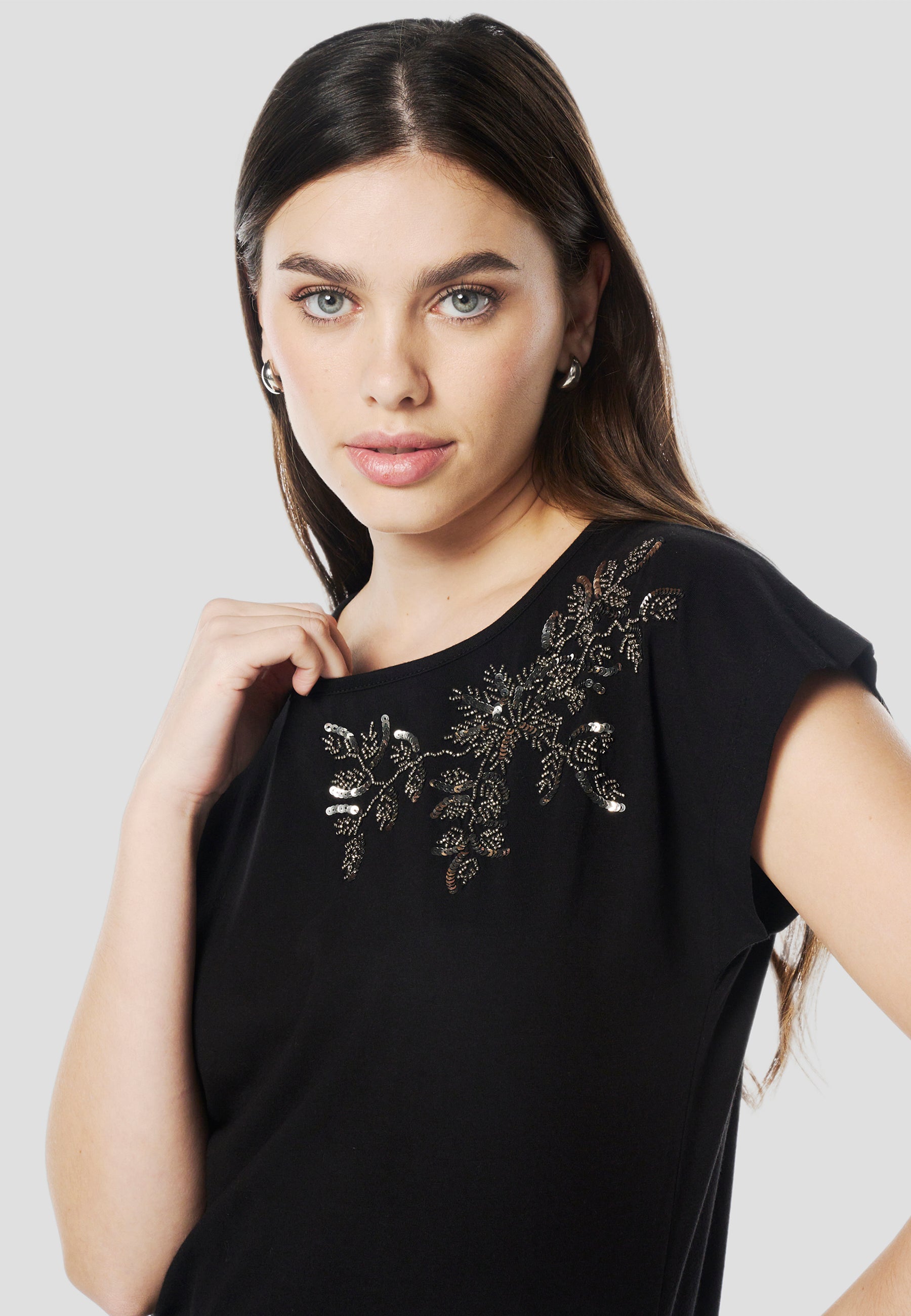 Camiseta Mujer Manga Corta Bordado Floral con Pedrería – Koroshi Negra