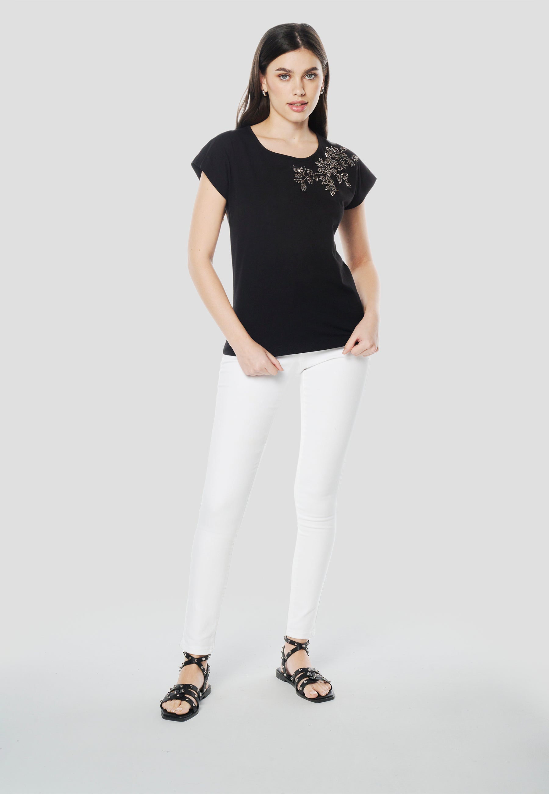 Camiseta Mujer Manga Corta Bordado Floral con Pedrería – Koroshi Negra