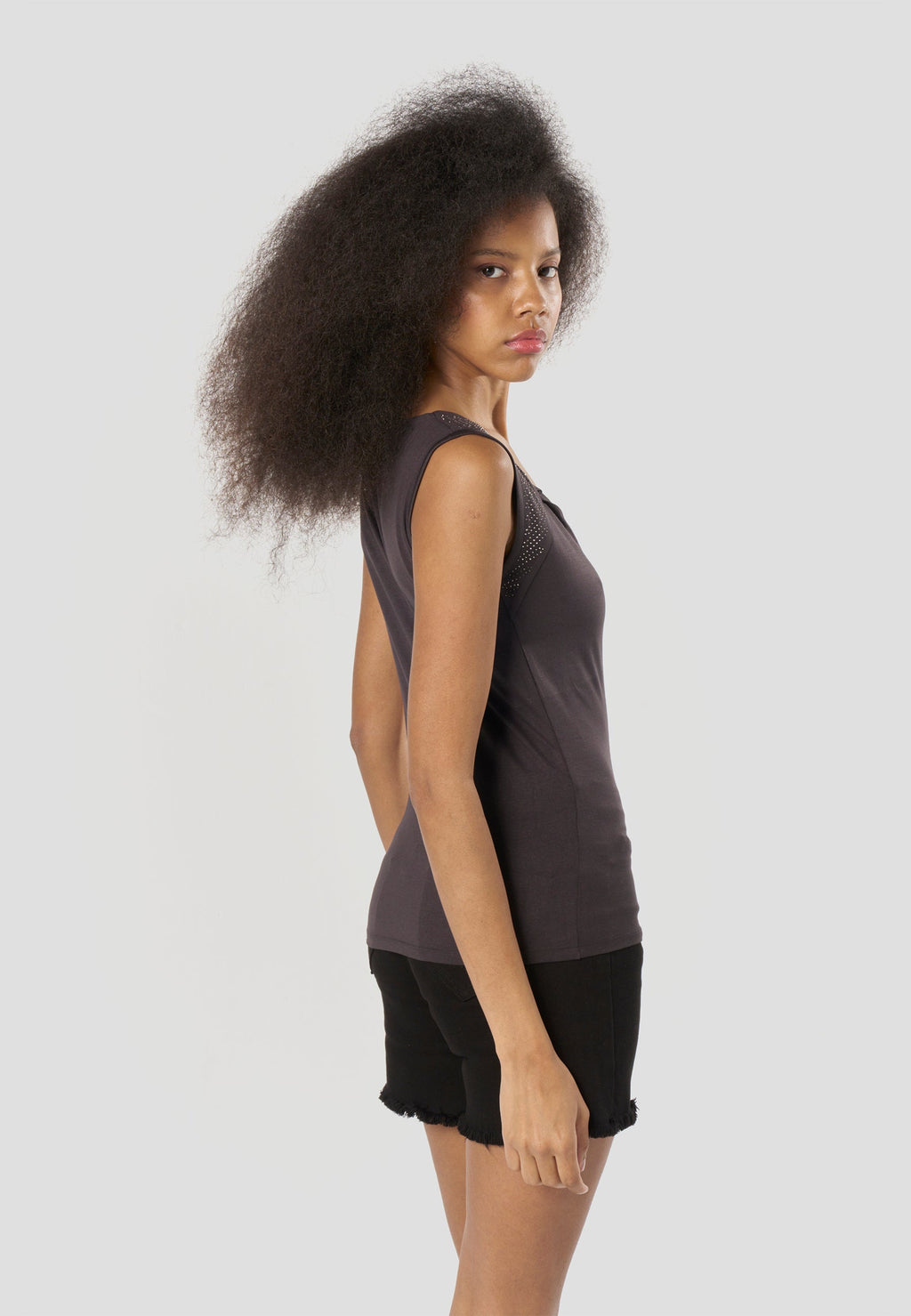Camiseta Mujer Sin Mangas Pedrería en Hombros – Koroshi Negra