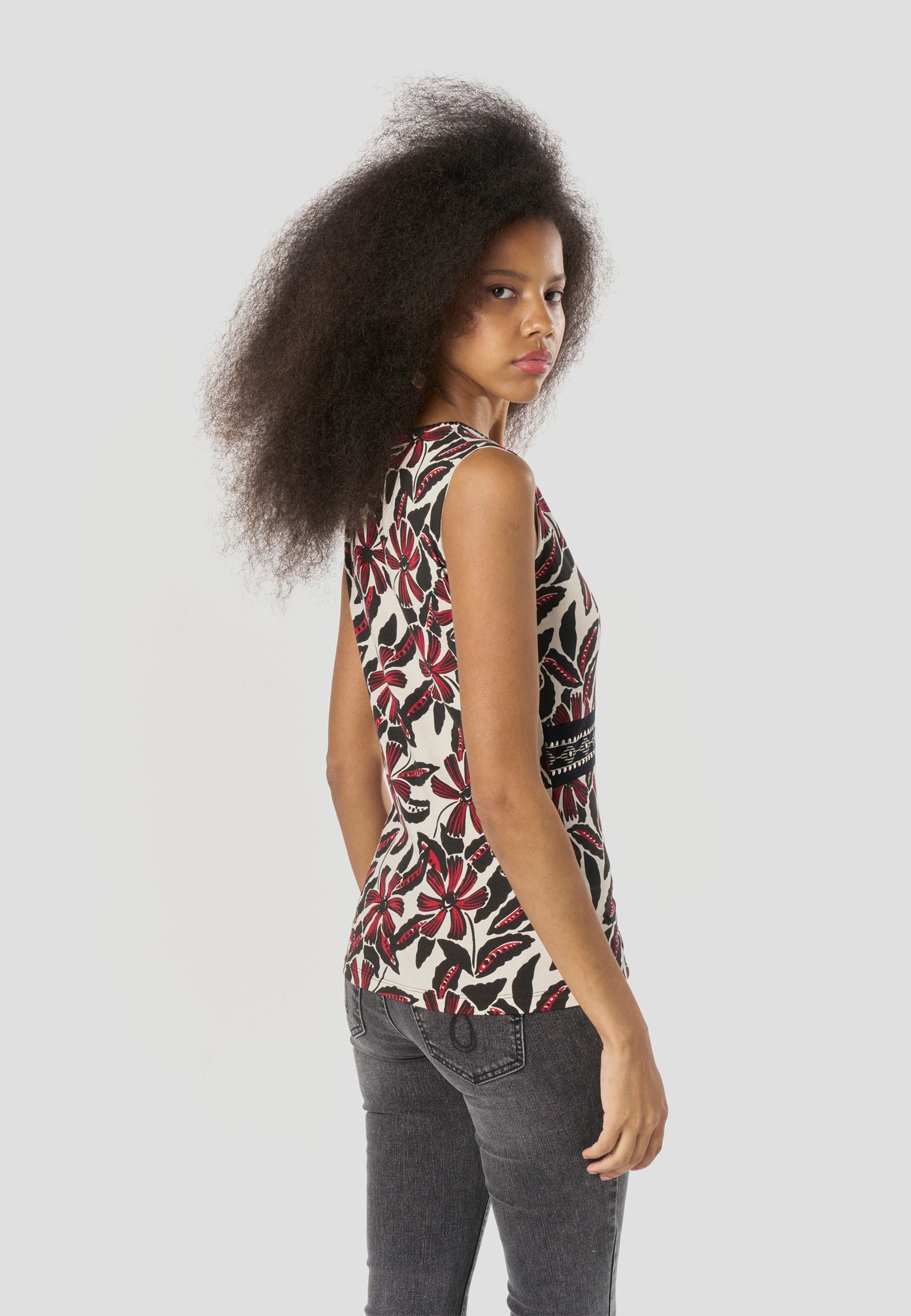 Camiseta Mujer Tirantes Escote Cruzado Estampada – Koroshi 2612TP44