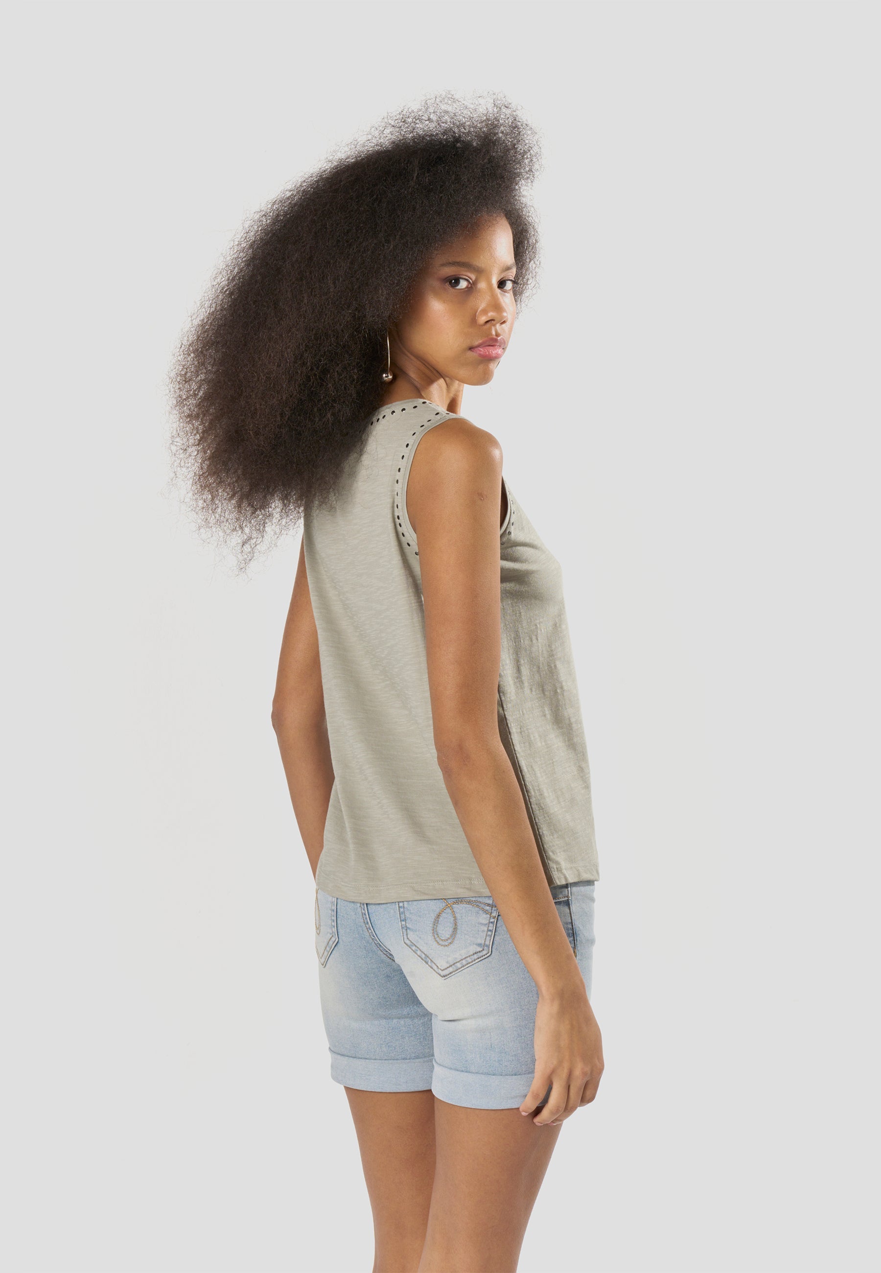 Camiseta Mujer Tirantes con Tachas en Escote – Koroshi 2612TP70