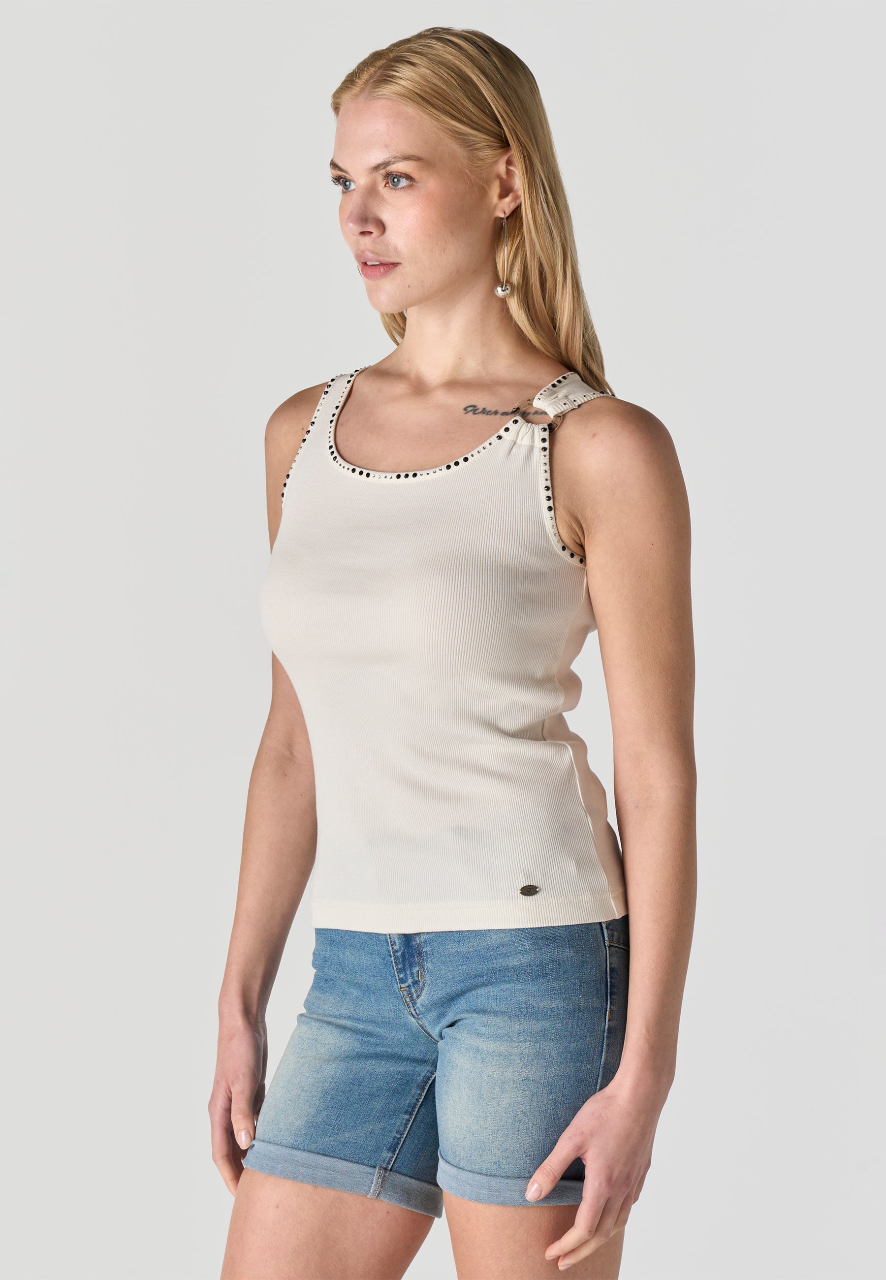 Camiseta Mujer Tirantes Canalé Pedrería con Aro – Koroshi 2612TP83