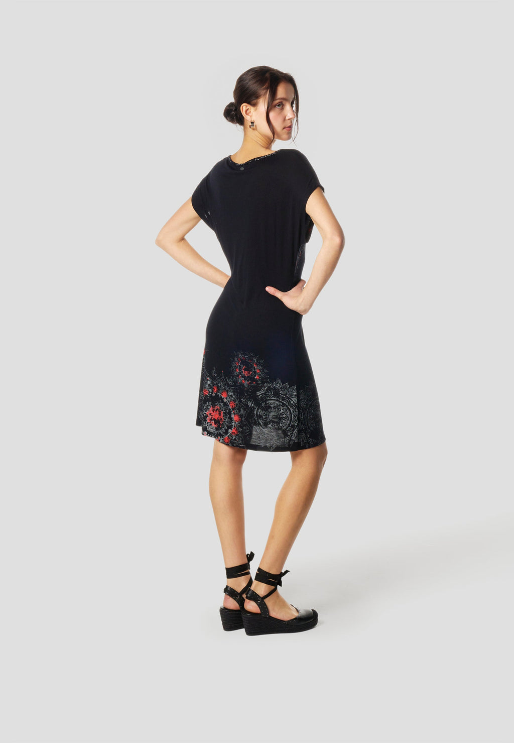 Vestido Mujer Corto Estampado Floral – Koroshi Negro