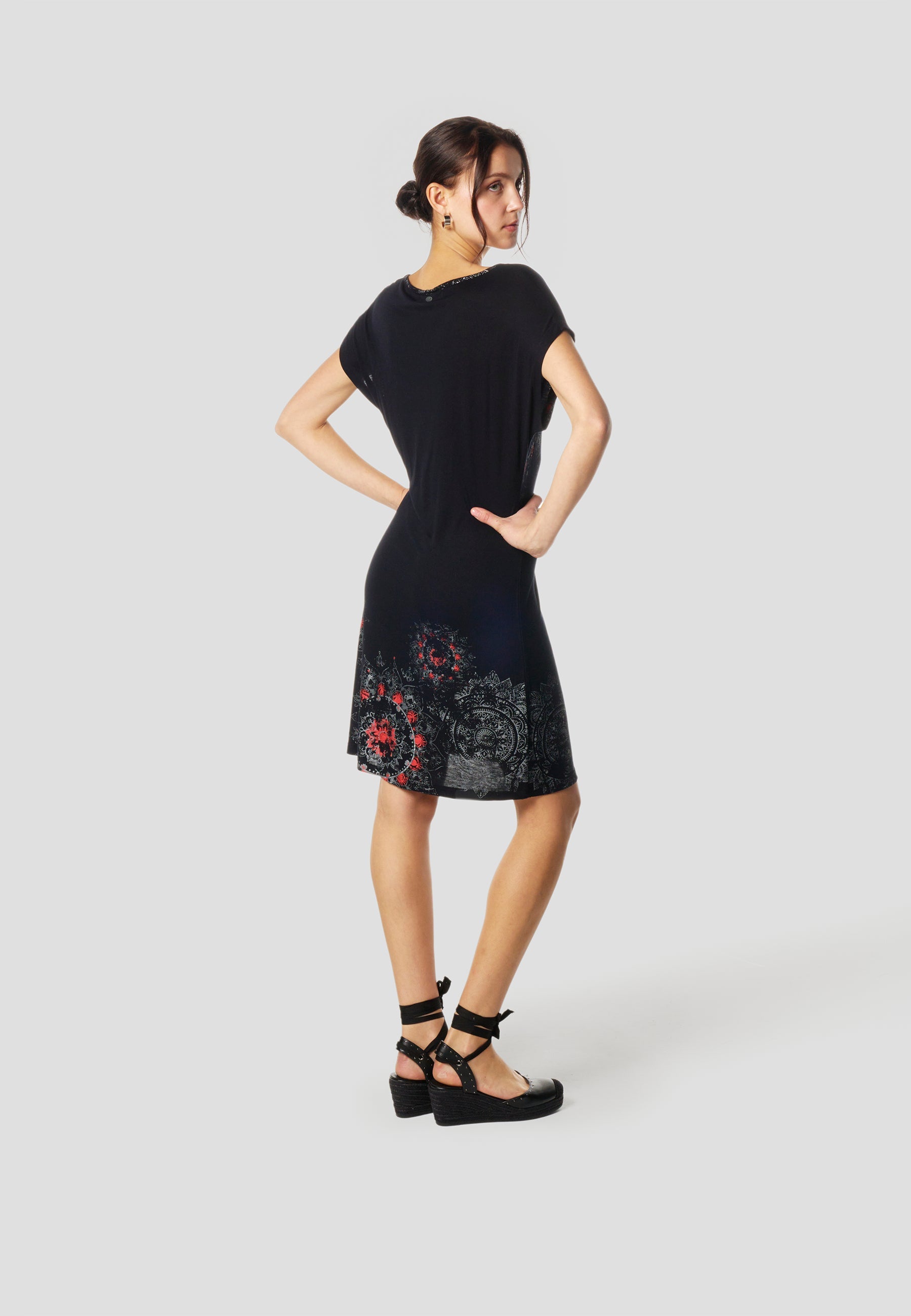 Vestido Mujer Corto Estampado Floral – Koroshi Negro