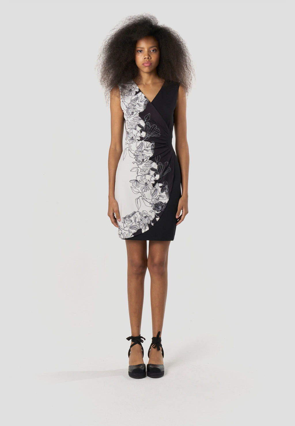 Vestido Mujer Corto Cruzado Estampado Floral – Koroshi Negro