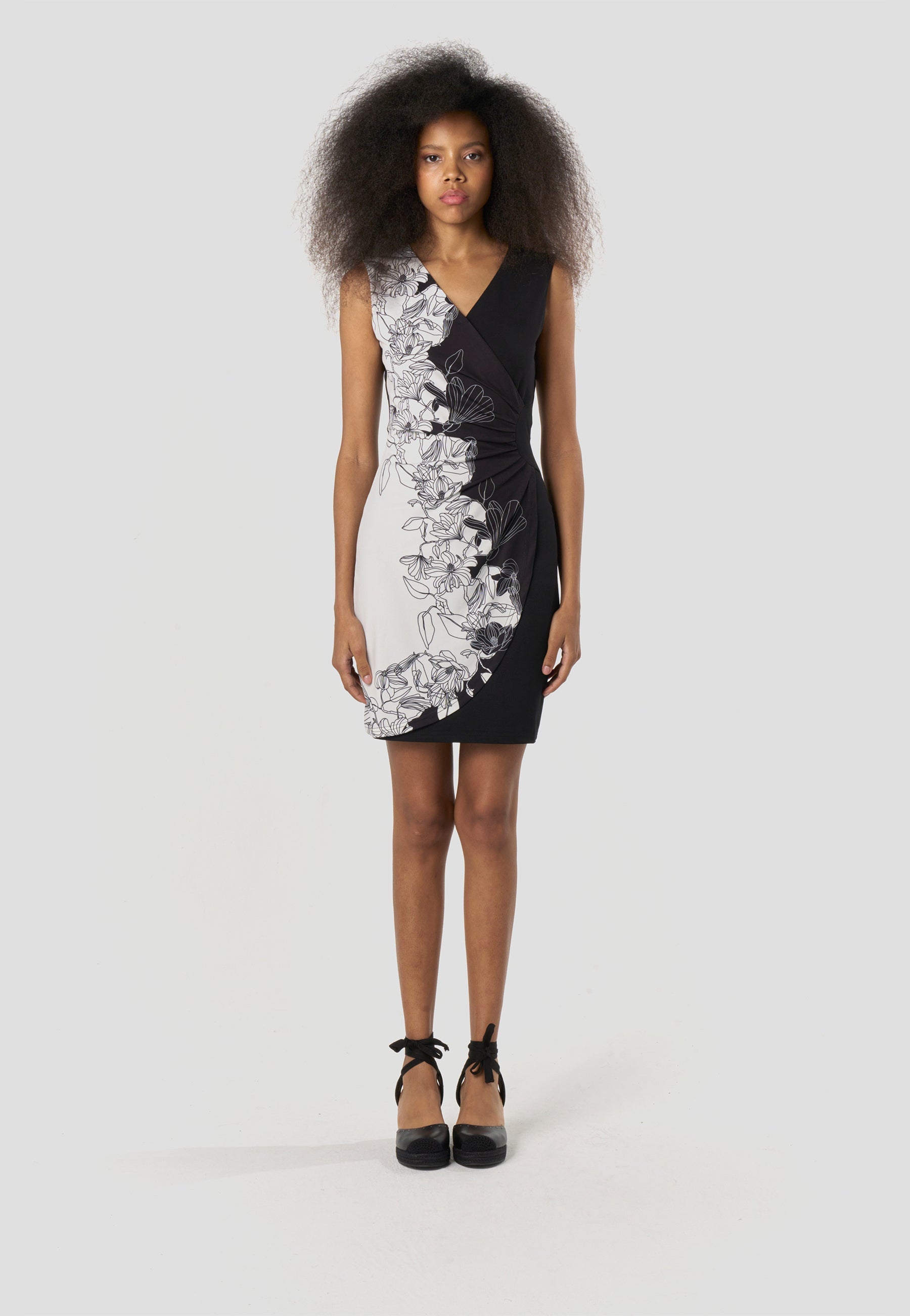 Vestido Mujer Corto Cruzado Estampado Floral – Koroshi Negro