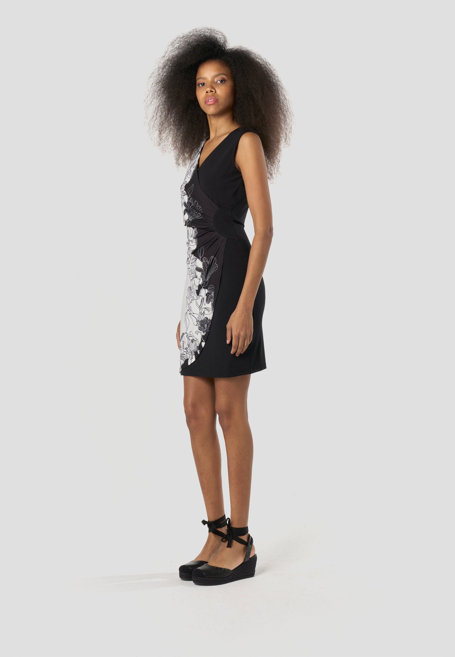 Vestido Mujer Corto Cruzado Estampado Floral – Koroshi Negro