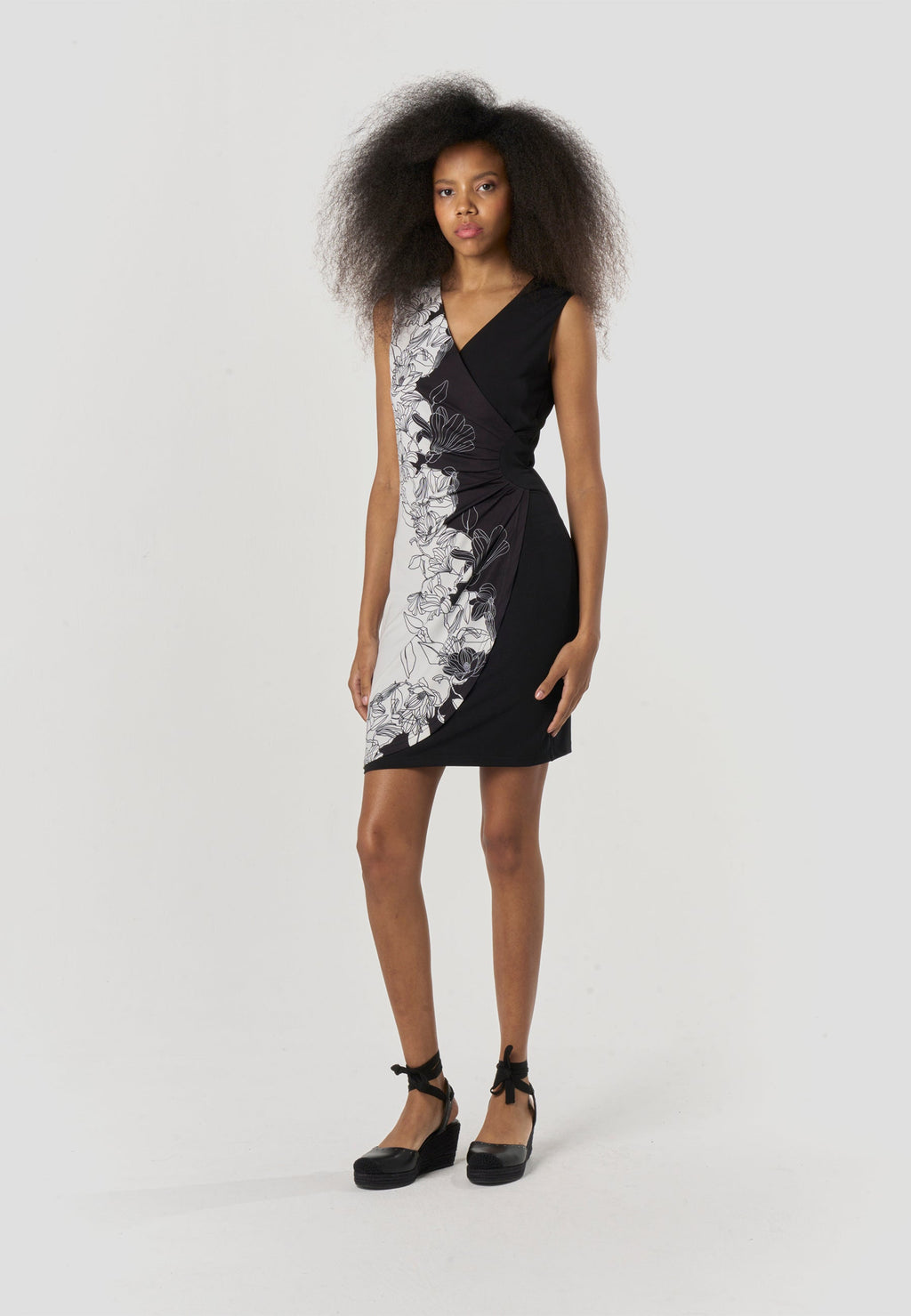 Vestido Mujer Corto Cruzado Estampado Floral – Koroshi Negro