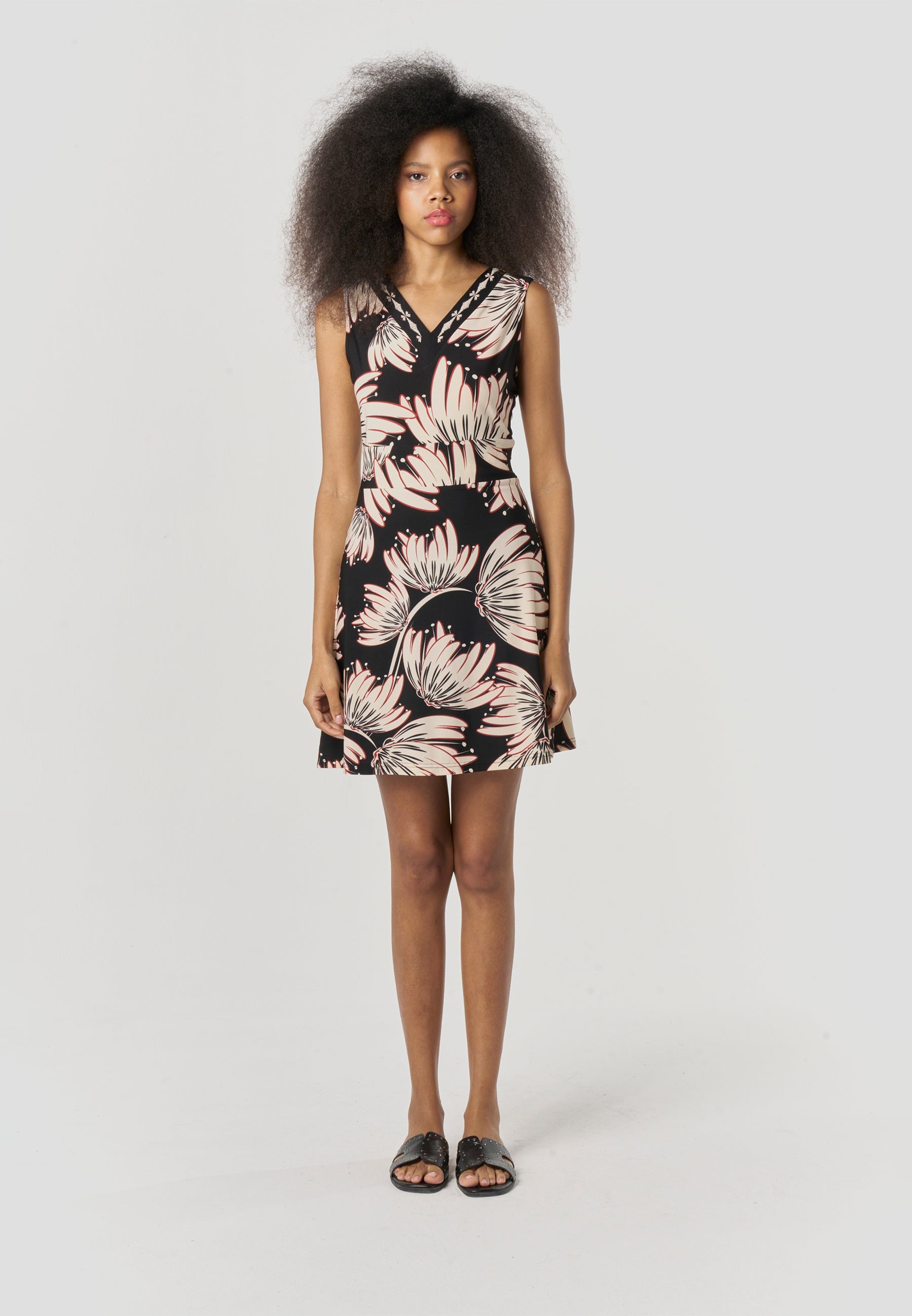 Vestido Corto Mujer Punto Estampado Floral Escote Pico – Koroshi Negro