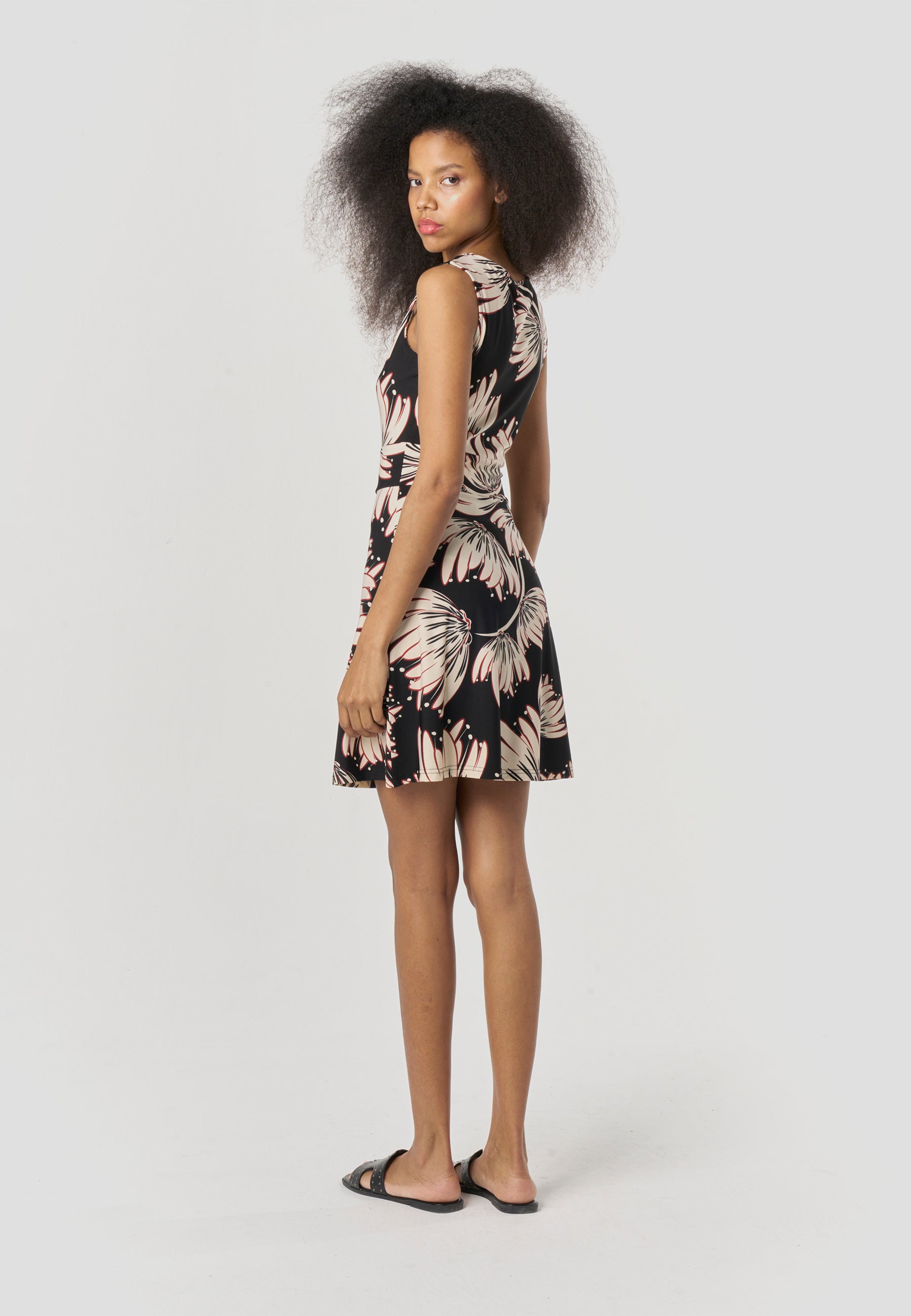 Vestido Corto Mujer Punto Estampado Floral Escote Pico – Koroshi Negro