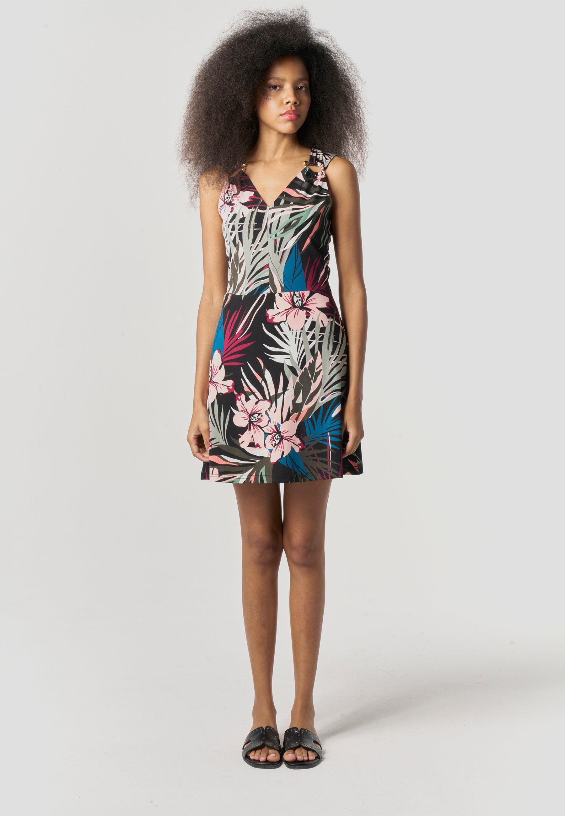 Vestido Corto Negro Mujer Estampado Tropical Escote V – Koröshi