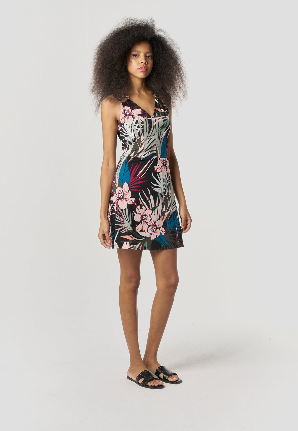 Vestido Corto Negro Mujer Estampado Tropical Escote V – Koröshi