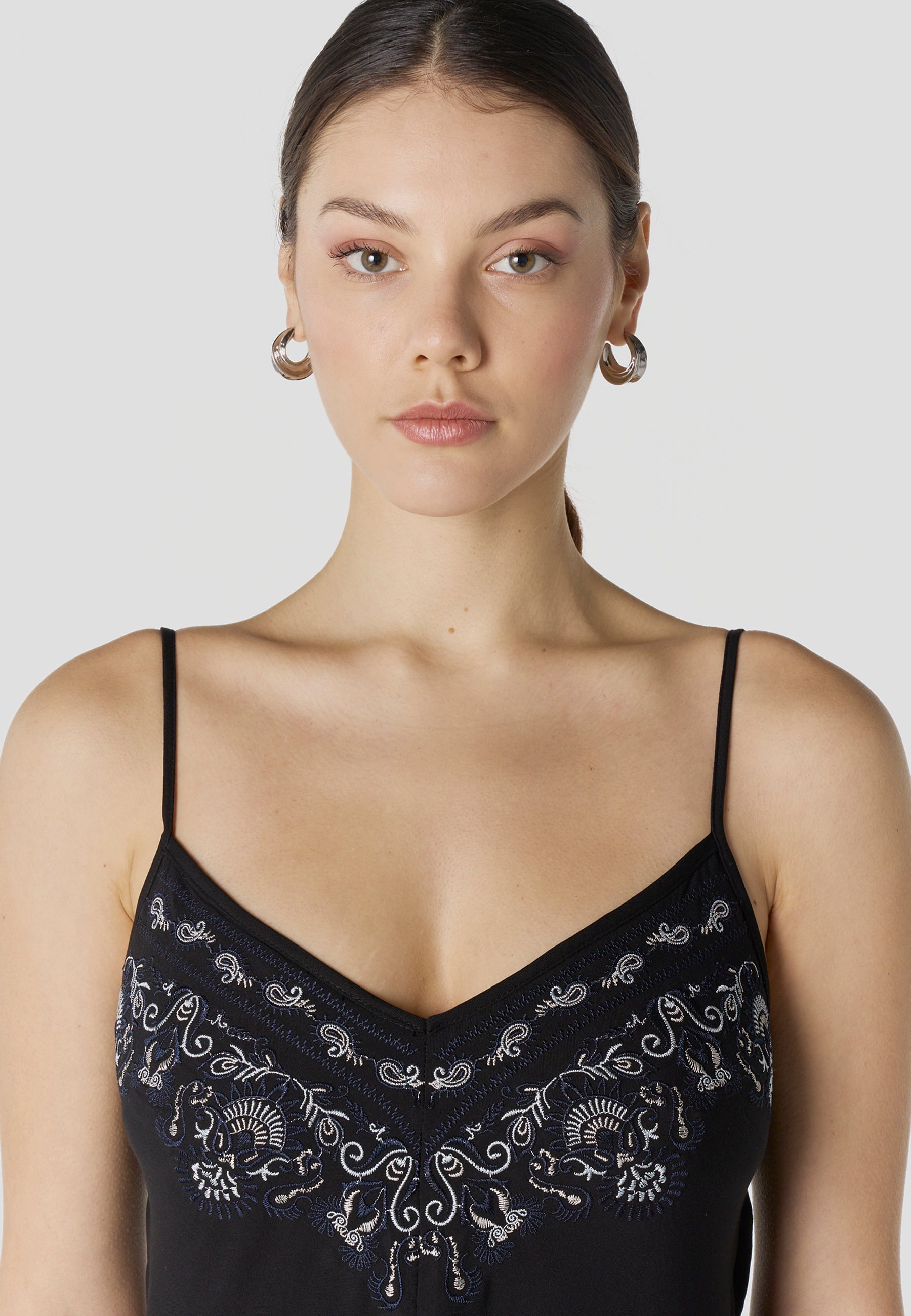 Vestido Mujer Midi Tirantes Bordado Asimétrico – Koroshi Negro