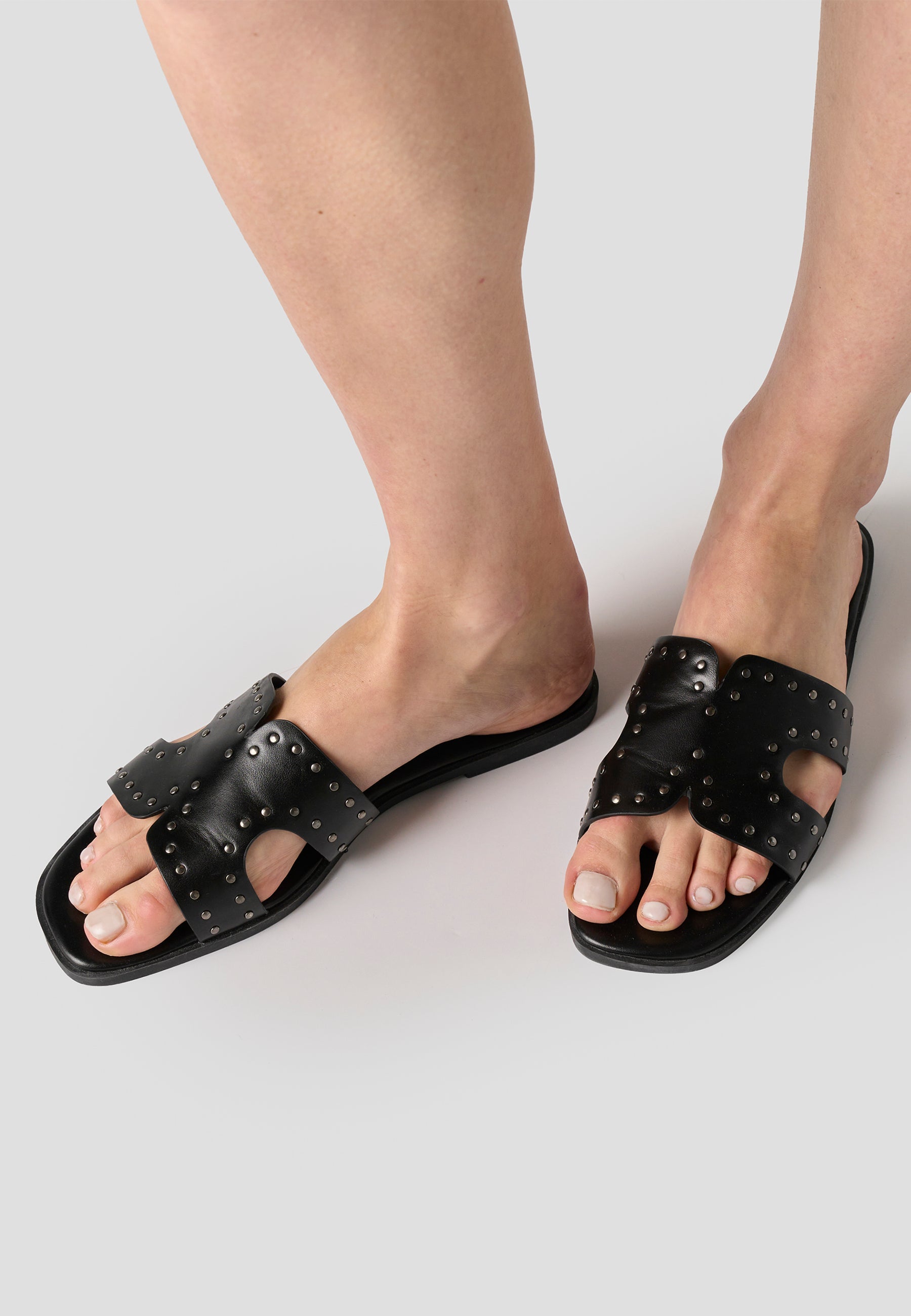 Sandalias Planas Mujer Pala con Tachuelas – Koroshi Negra