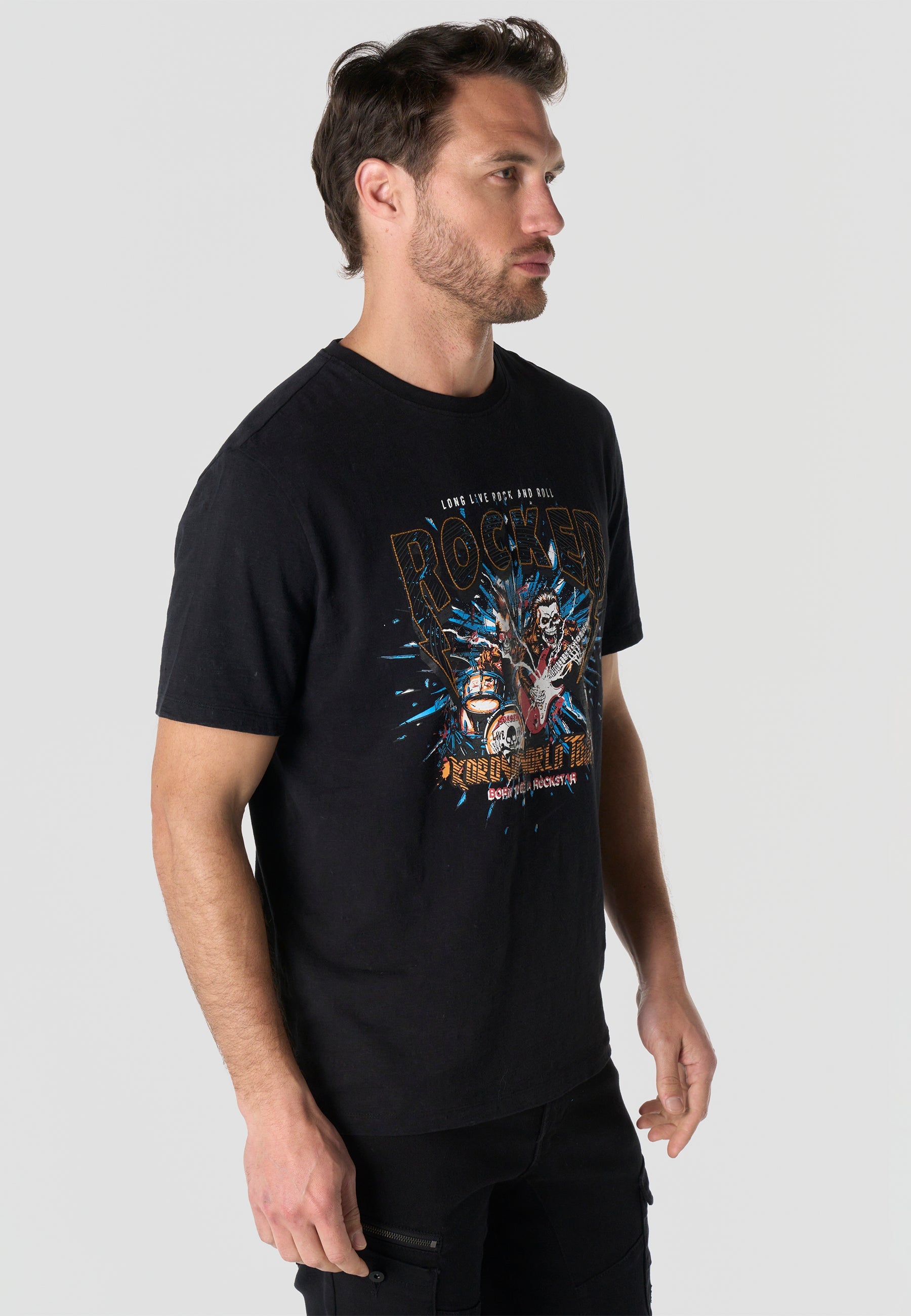 Camiseta Hombre Manga Corta Estampada Negra Cuello Redondo Regular Fit – KOROSHI