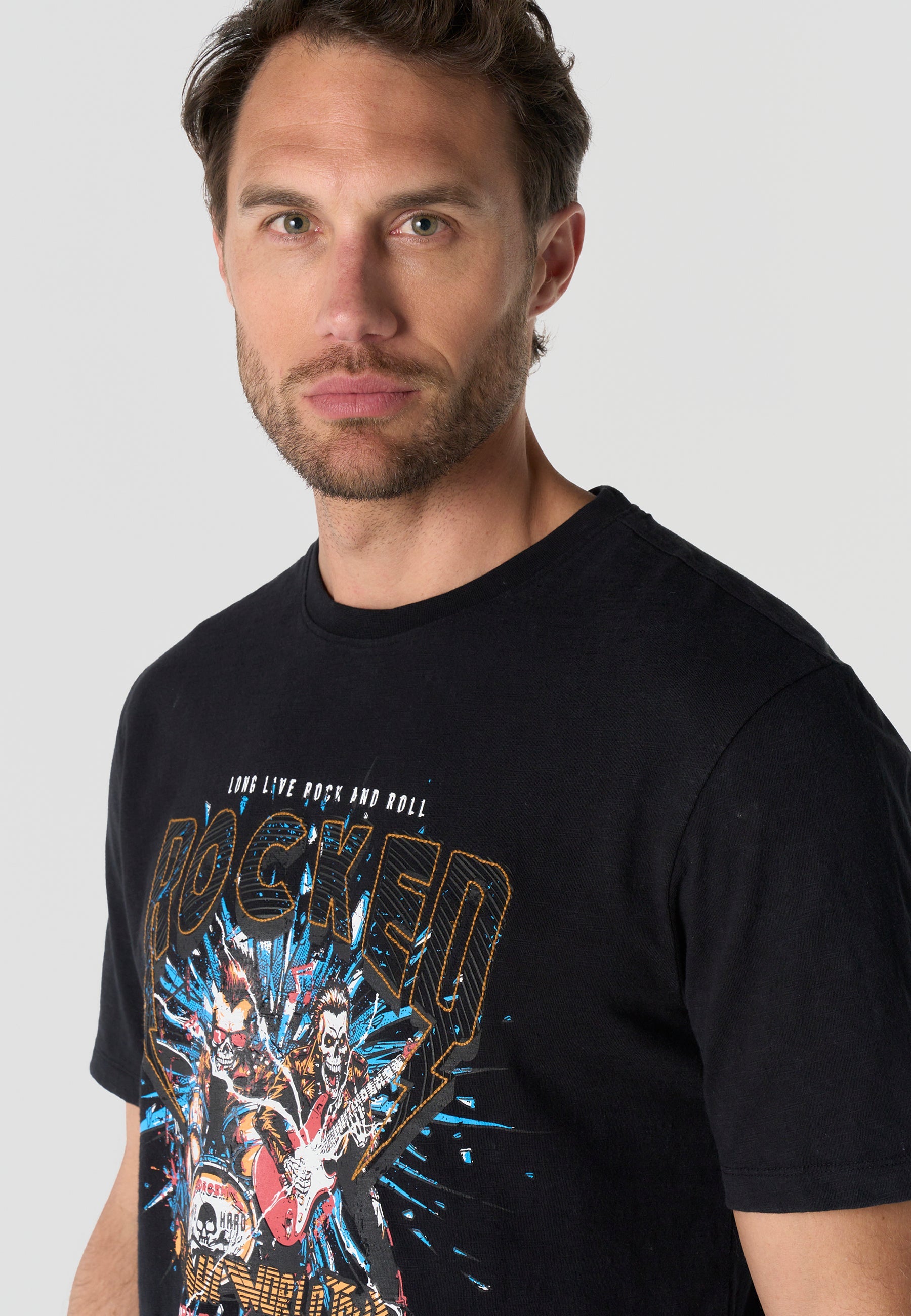 Camiseta Hombre Manga Corta Estampada Negra Cuello Redondo Regular Fit – KOROSHI