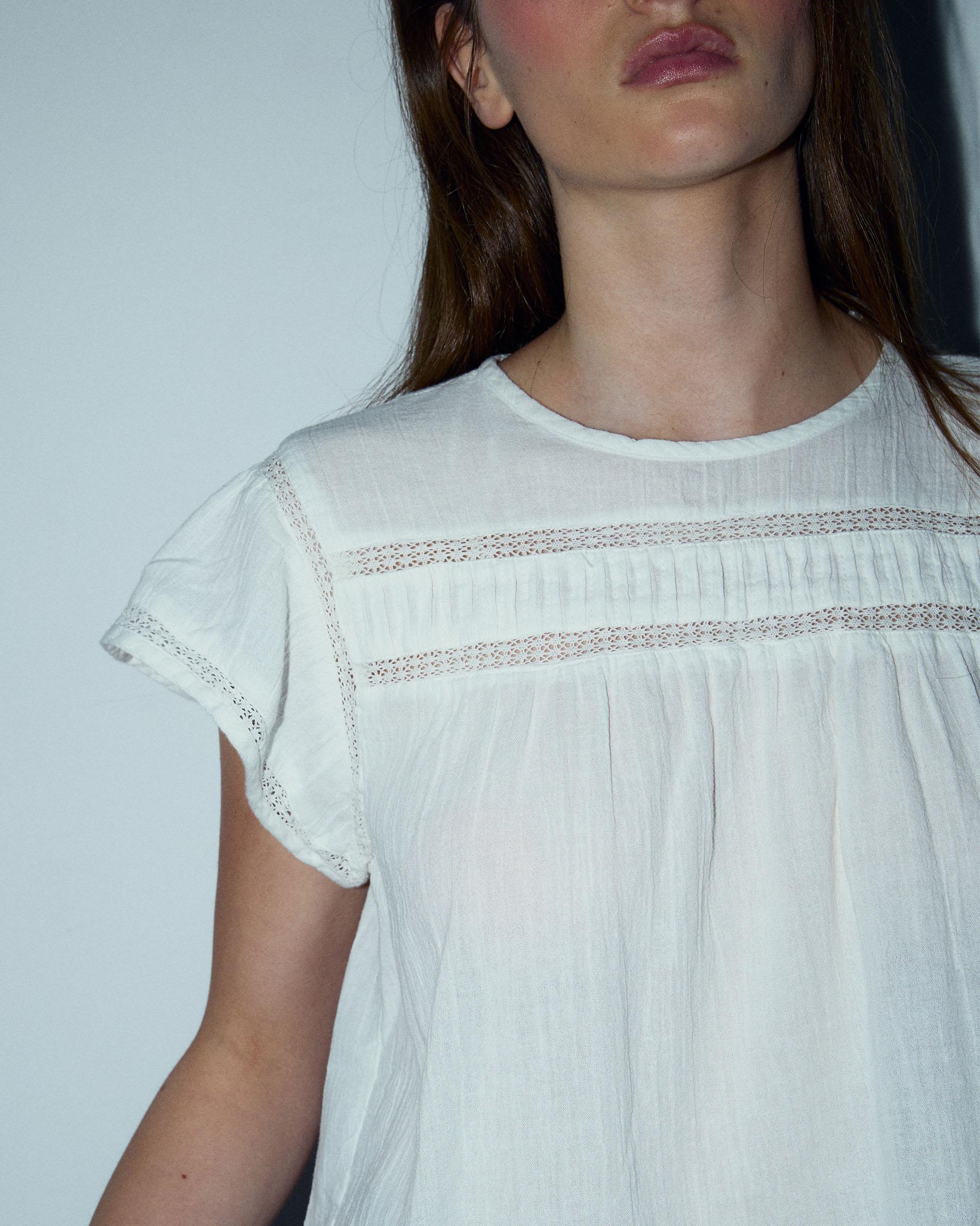 Blusa Manga Corta Puntillas Delantero Blanca