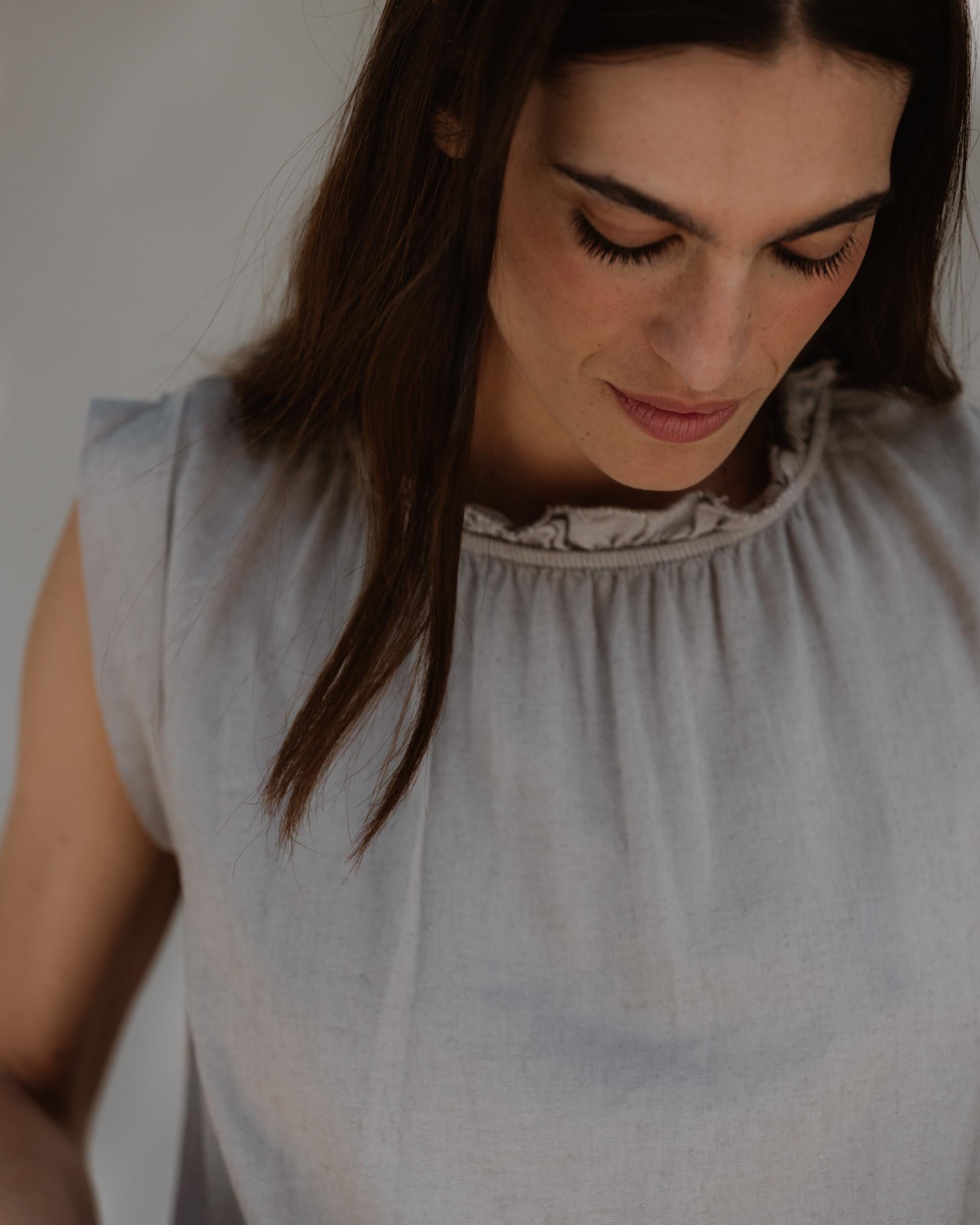 Top Lino Volante Cuello Taupe