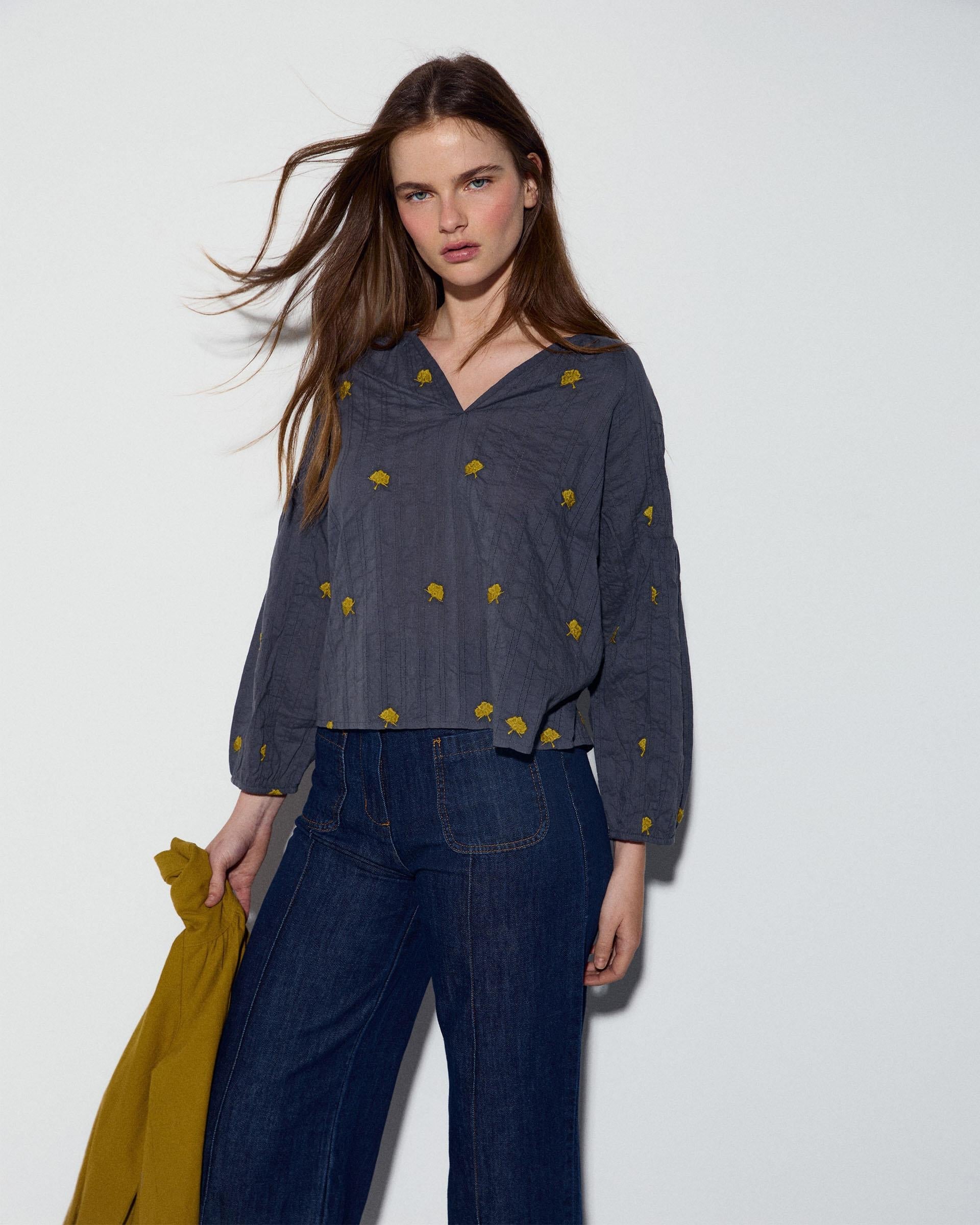 Blusa Tejido Rayas Bordados Hojas Antracita