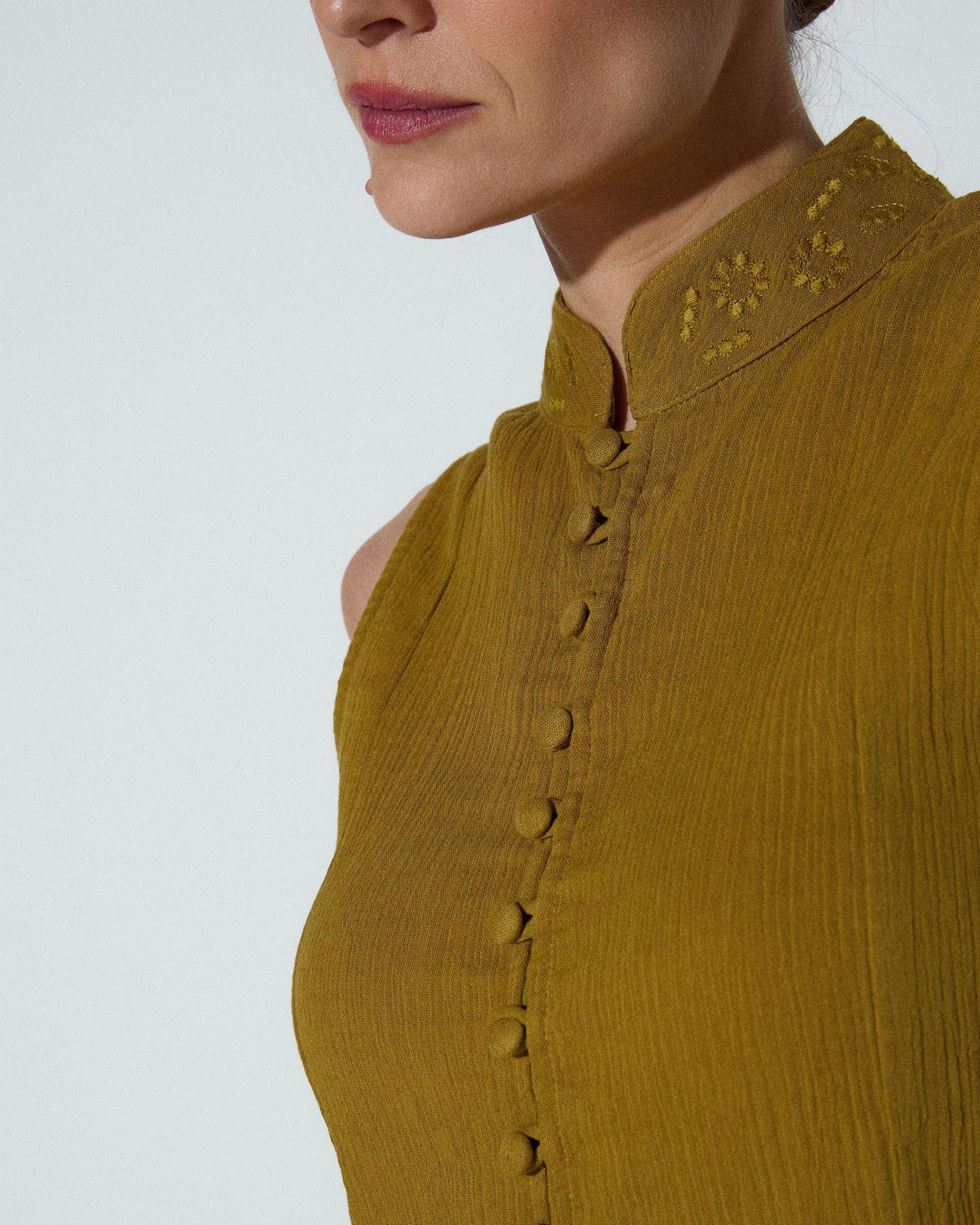 Top Cuello Mao Bordados Mostaza
