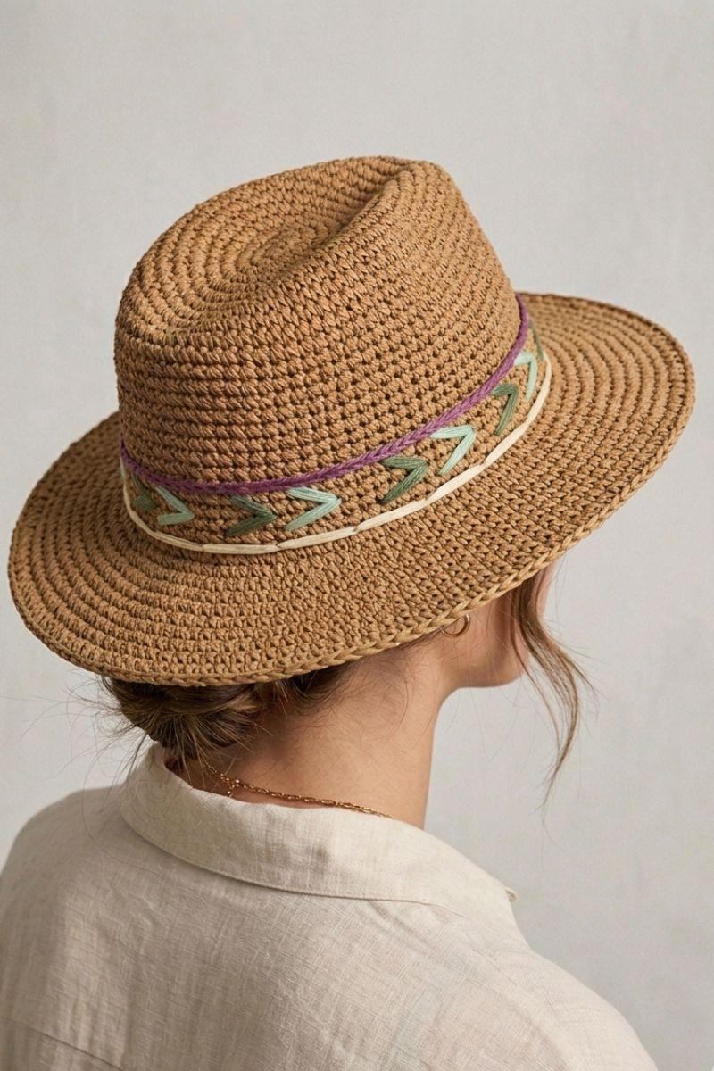 Sombrero de playa beige con detalles verdes