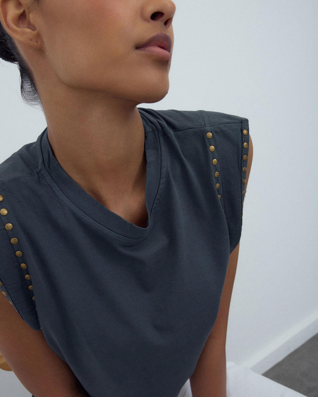 Camiseta Tachuelas Mangas Antracita