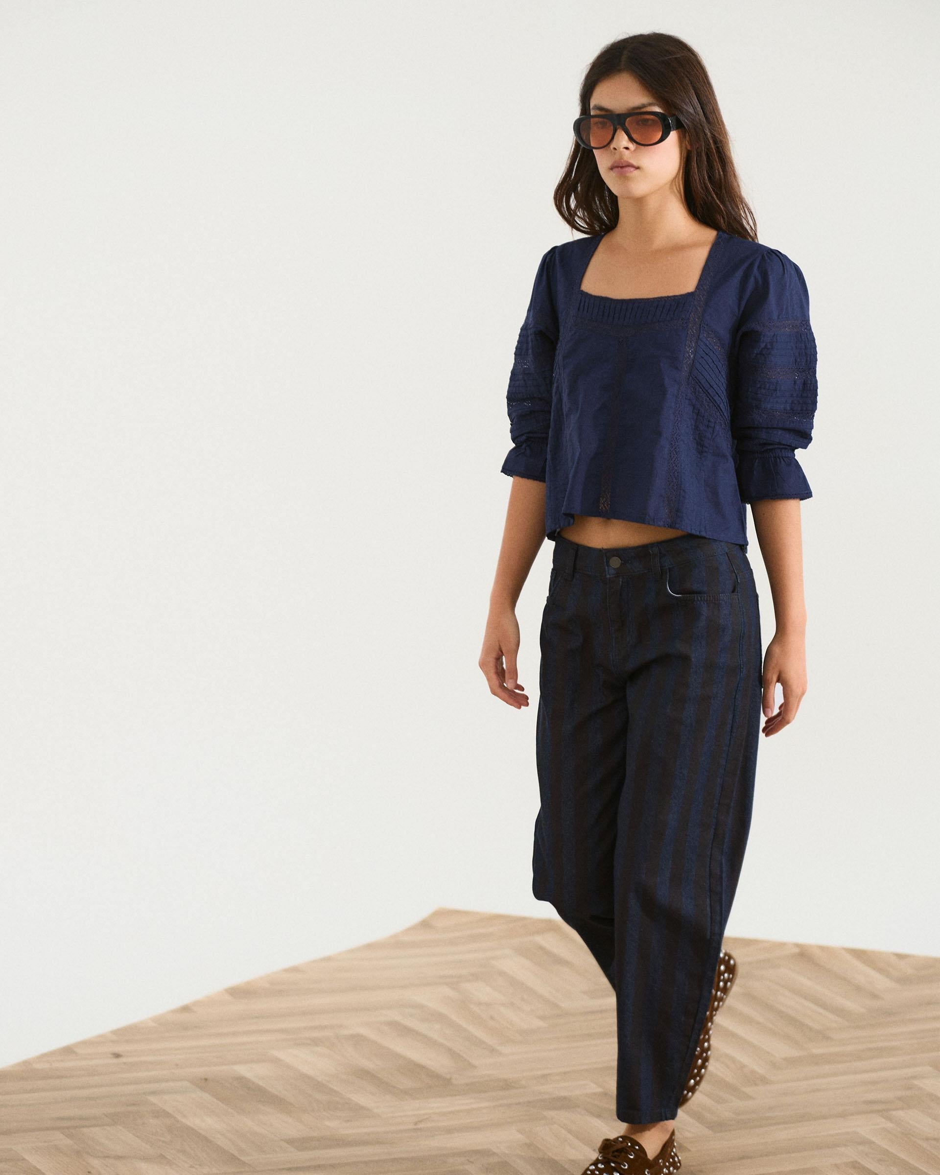 Blusa Escote Cuadrado Puntillas Azul Marino