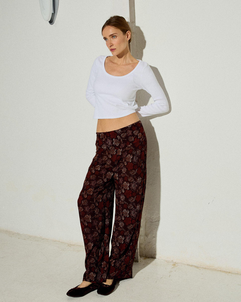 Pantalón Cinturilla Pinzas Estampado Floral Marrón