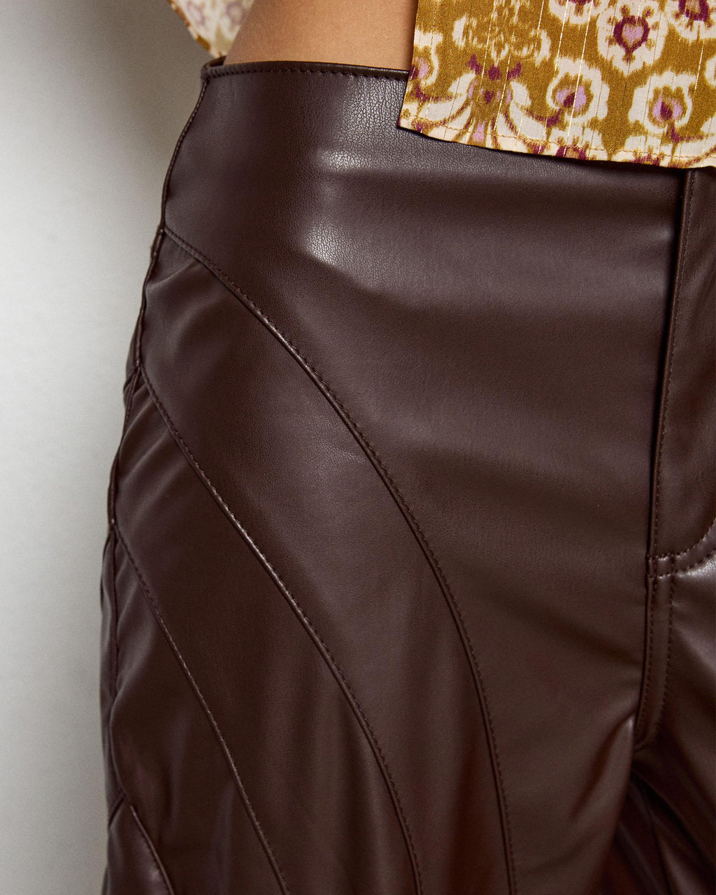 Pantalón Efecto Piel Costuras Marrón