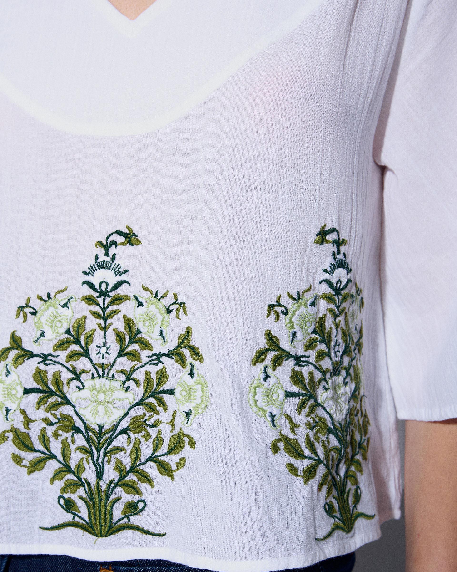 Blusa Canesú Pico Bordados Florales Blanca