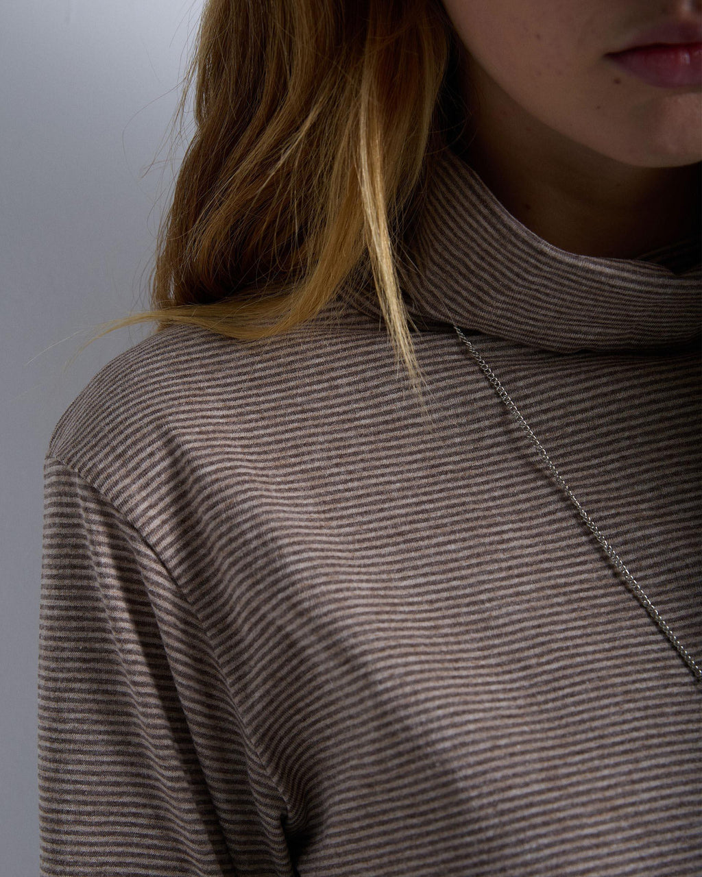 Camiseta Cuello Alto Rayas Marrón