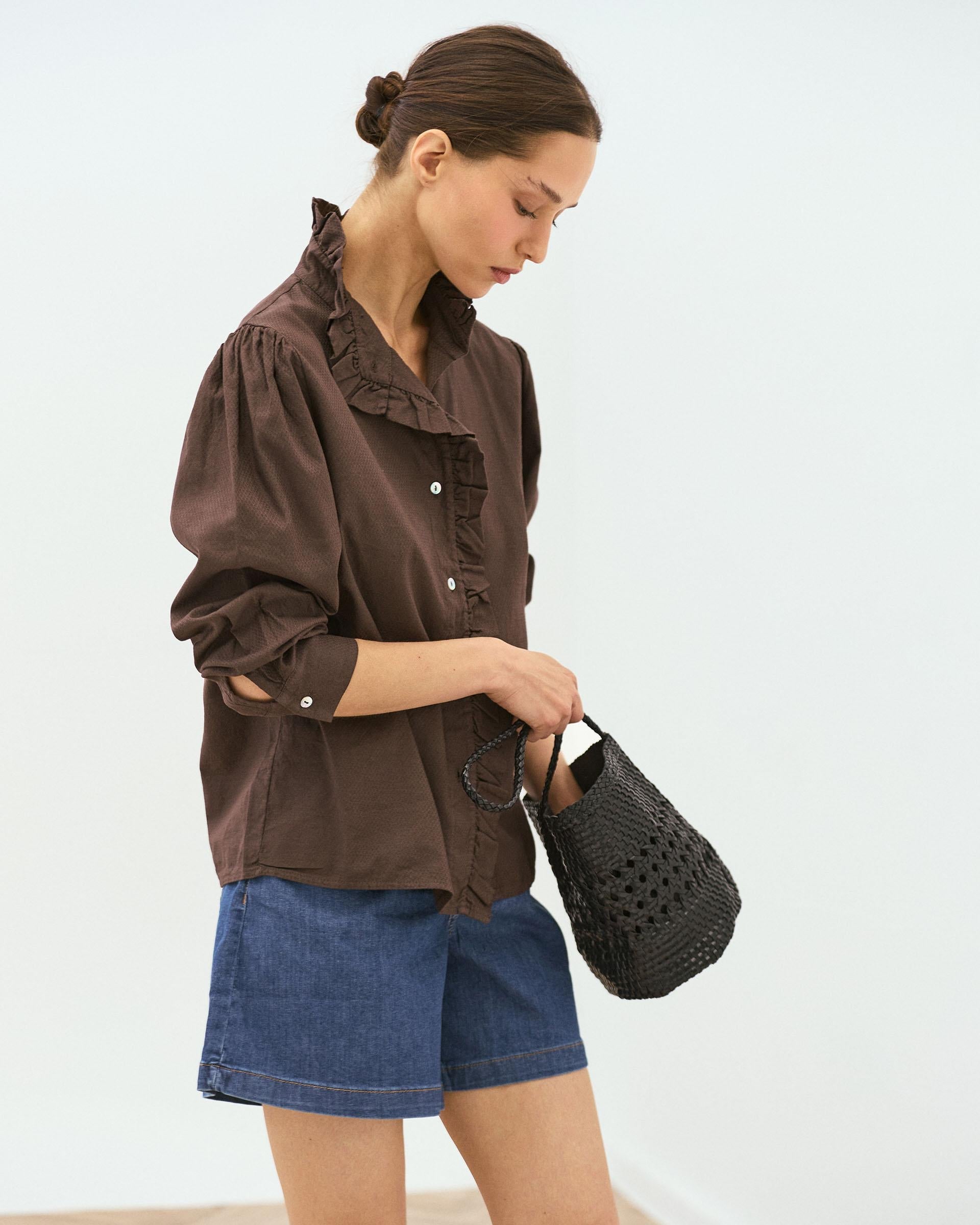 Blusa Cuello Subido Botones Volante Marrón