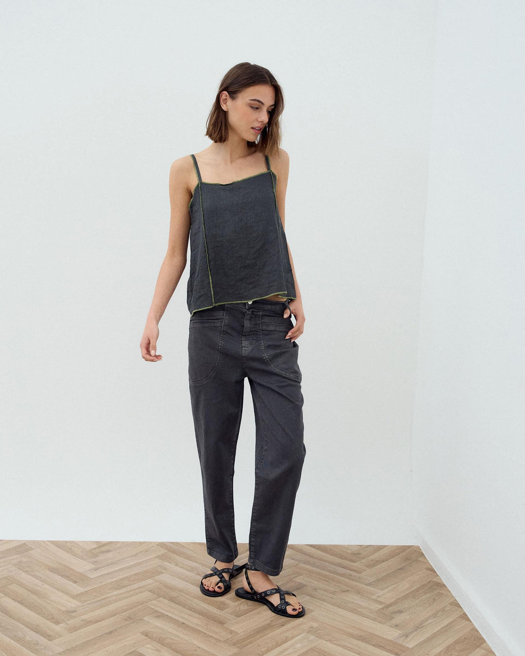 Jeans Bolsillos Ribeteados Gris Oscuro