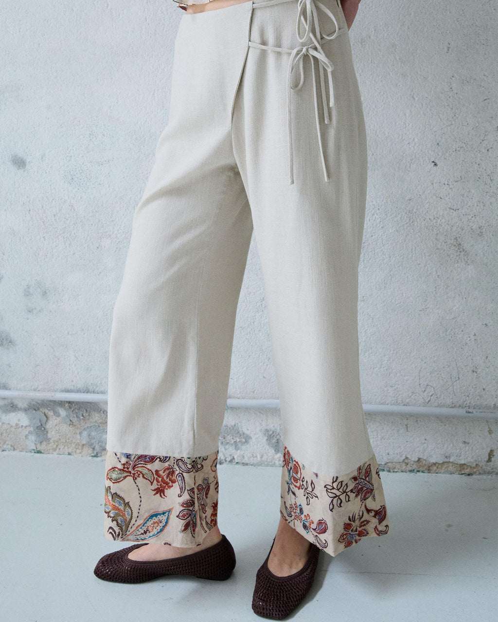 Pantalón Lazadas Bajo Estampado Beige