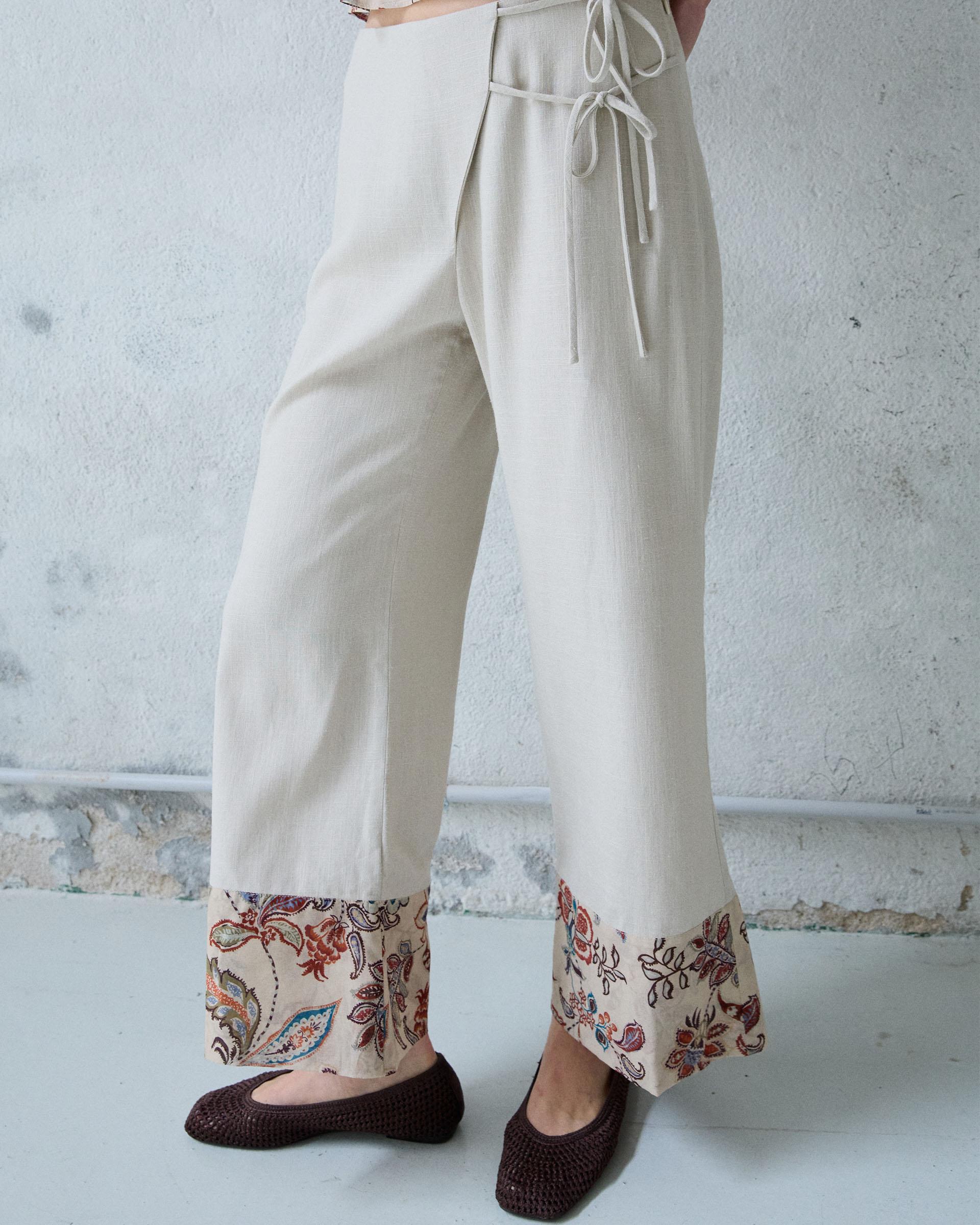 Pantalón Lazadas Bajo Estampado Beige