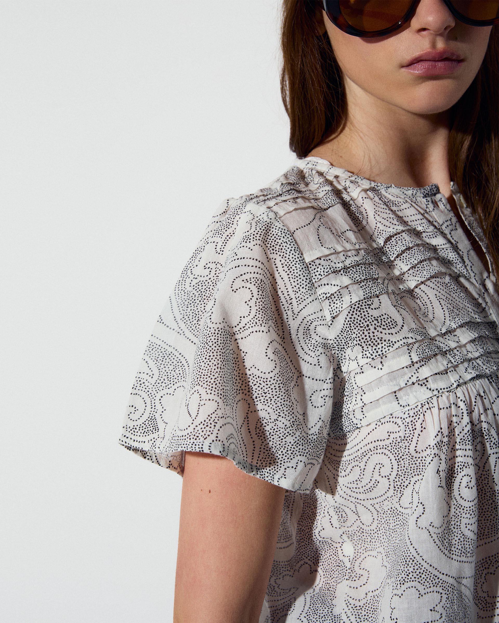 Blusa Pliegues Delanteros Botones Blanca